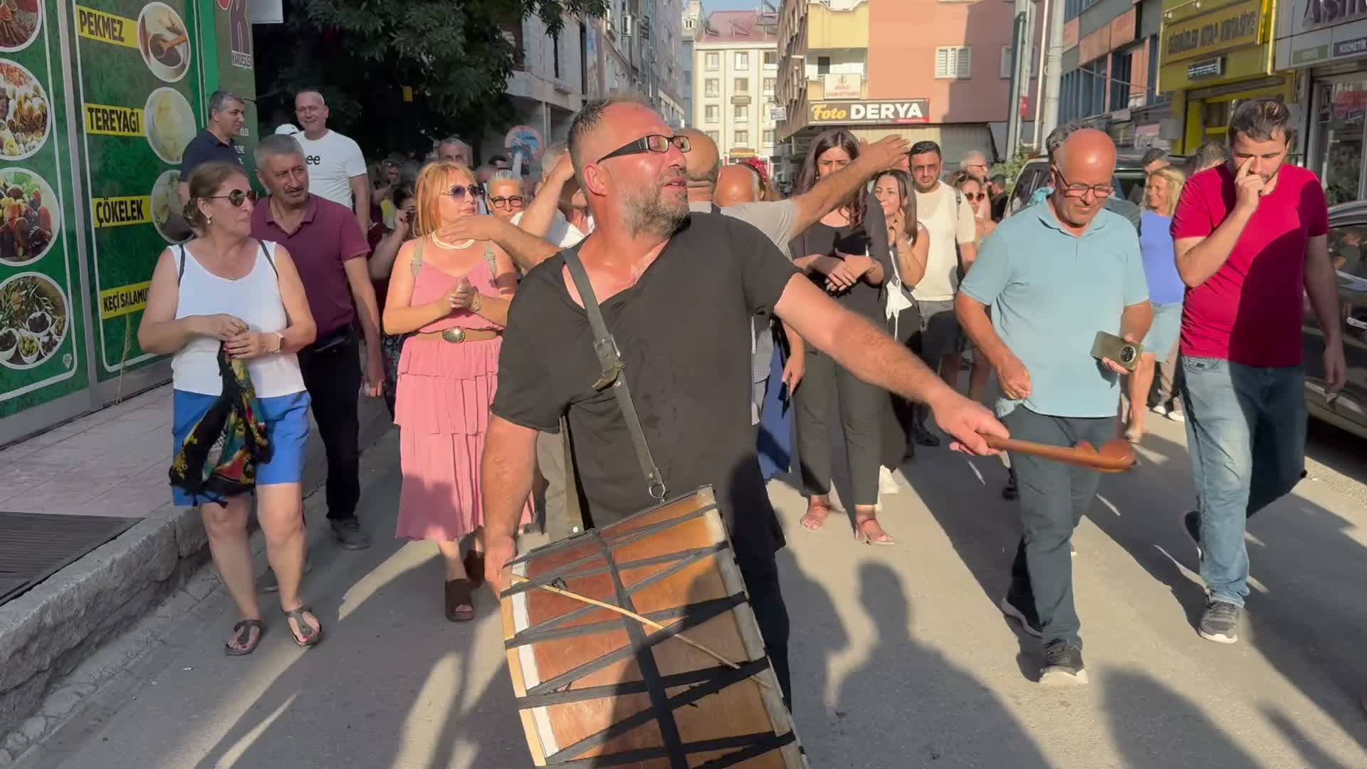 Tunceli’de davullu zurnalı çevre yürüyüşü