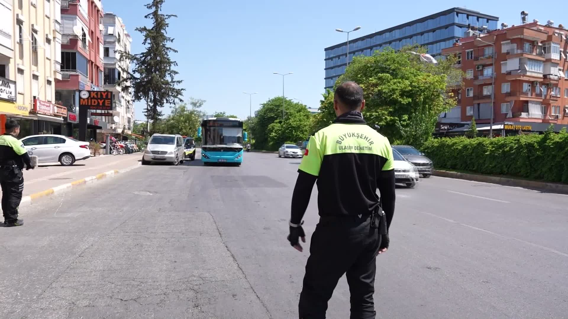 Antalya’da su sızdıran otobüs servise alındı, işletmecisine ceza kesildi