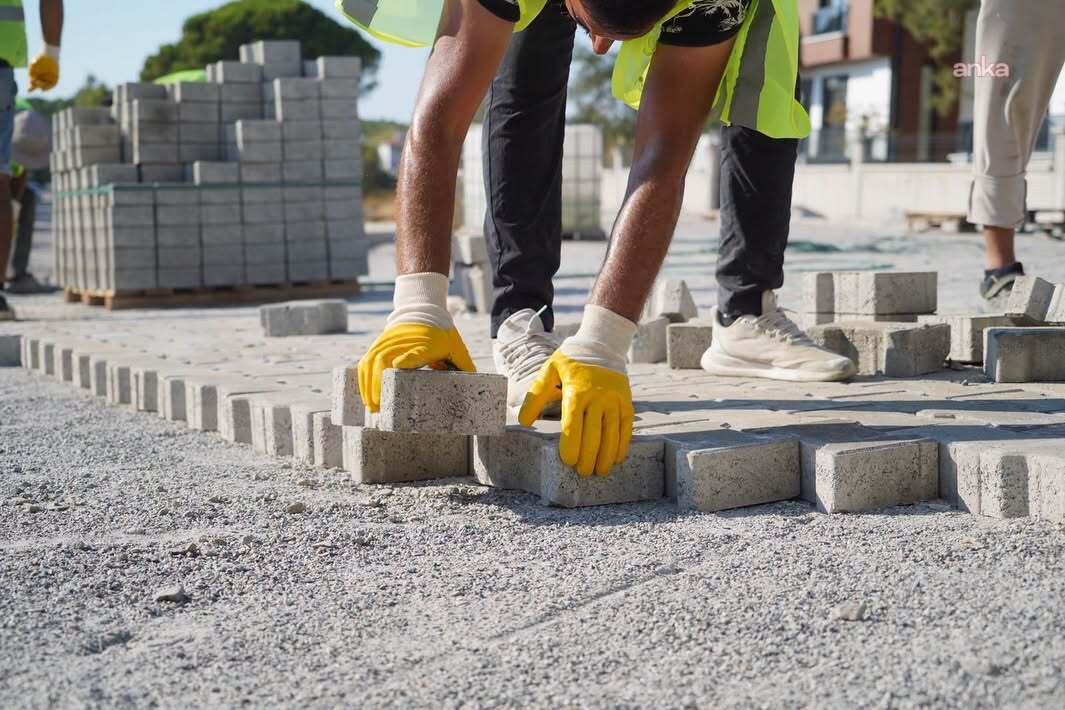 Ayvalık'ta yol yapım ve yenileme çalışmaları devam ediyor