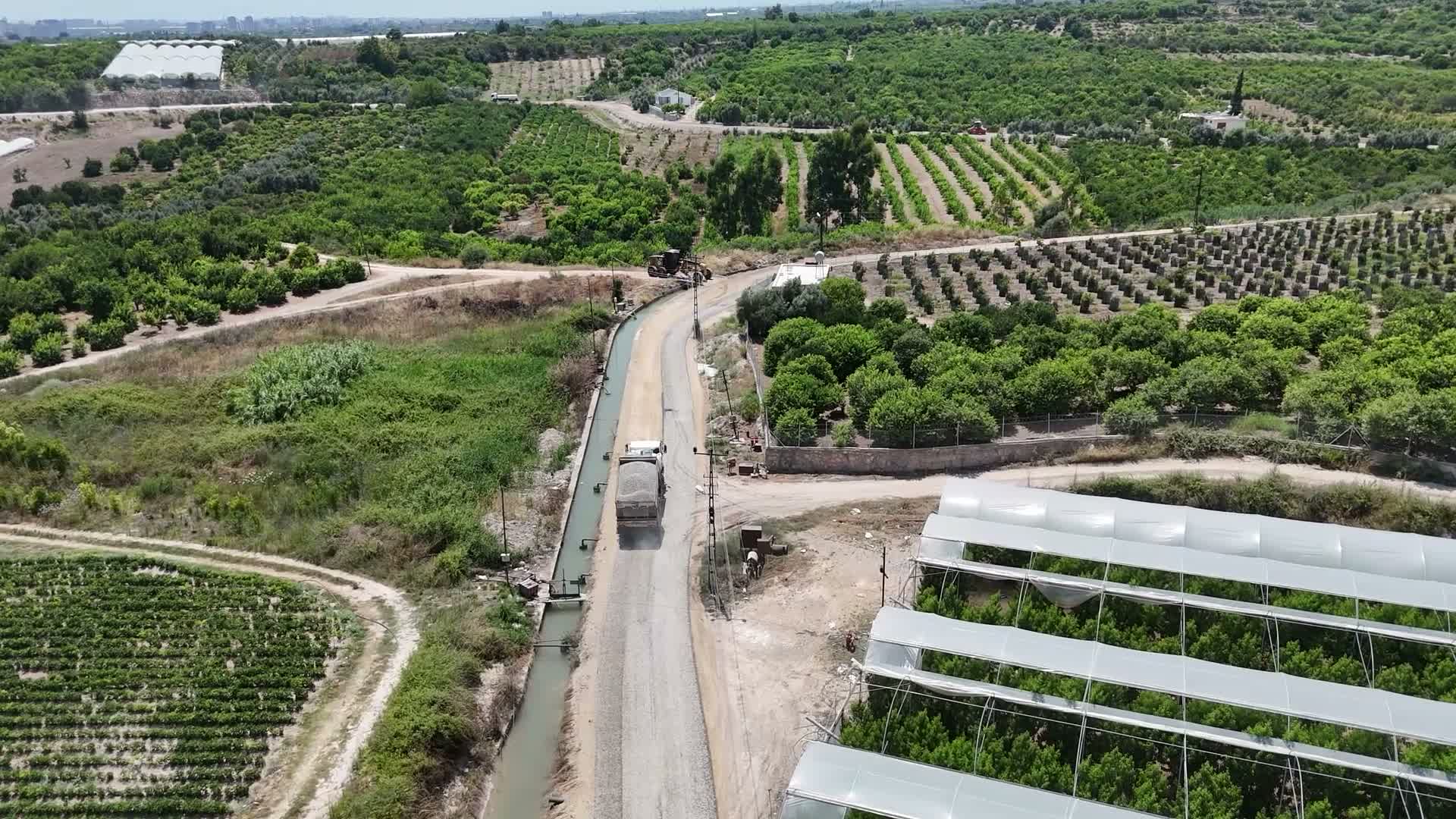 Mersin Büyükşehir Belediyesi, Mezitli'de altyapı çalışmaları nedeniyle bozulan yolları yeniliyor