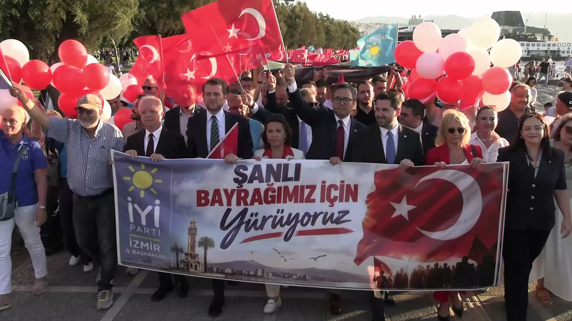 İYİ Parti'den İzmir'in kurtuluşunun 104. yılında "Bayrak" yürüyüşü