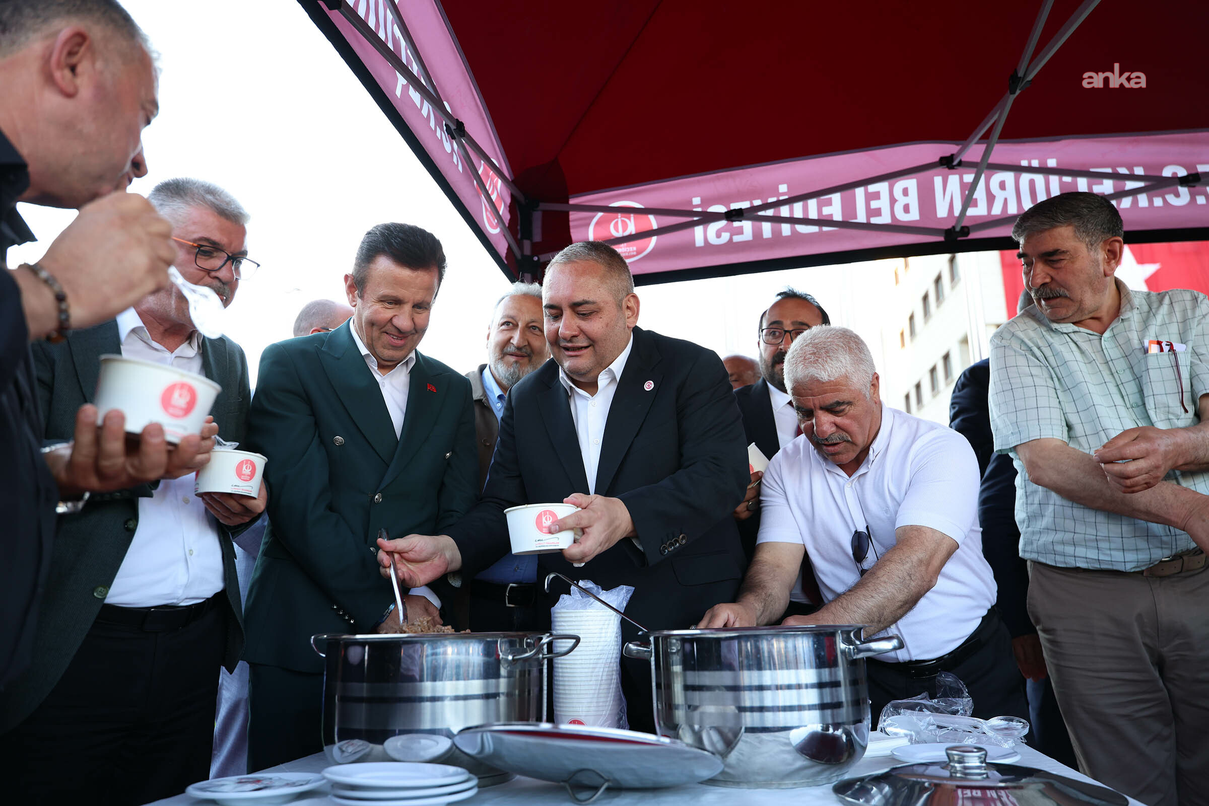 Keçiören'de matem aşı ve aşure lokması paylaşıldı