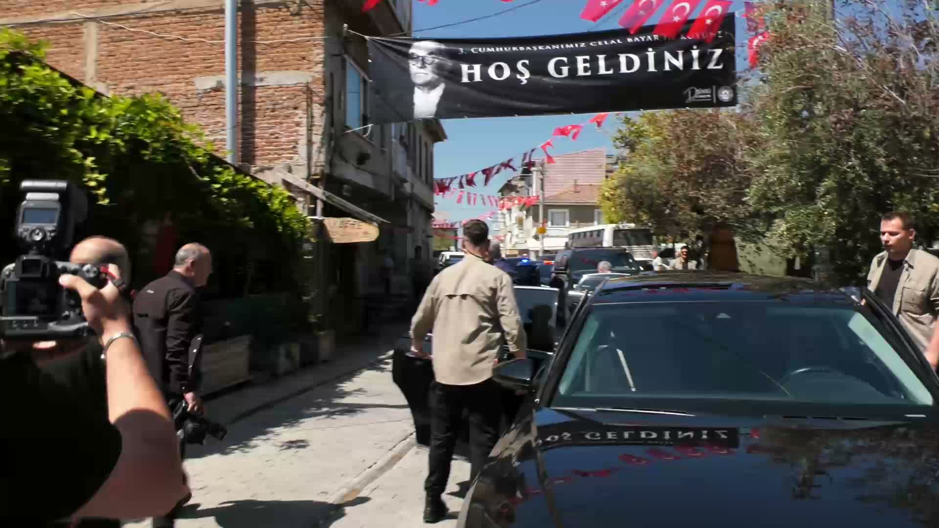 Müsavat Dervişoğlu, Celal Bayar’ın anıt mezarını ziyaret etti