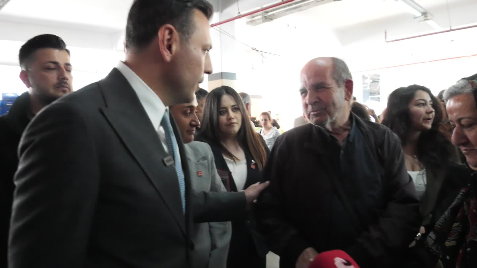 Güngören'de pahalılıktan yakınan vatandaşlarla dertleşen Özgür Çelik: "Bu işin çözümü şu; sandık gelecek, iktidarı değiştireceğiz”