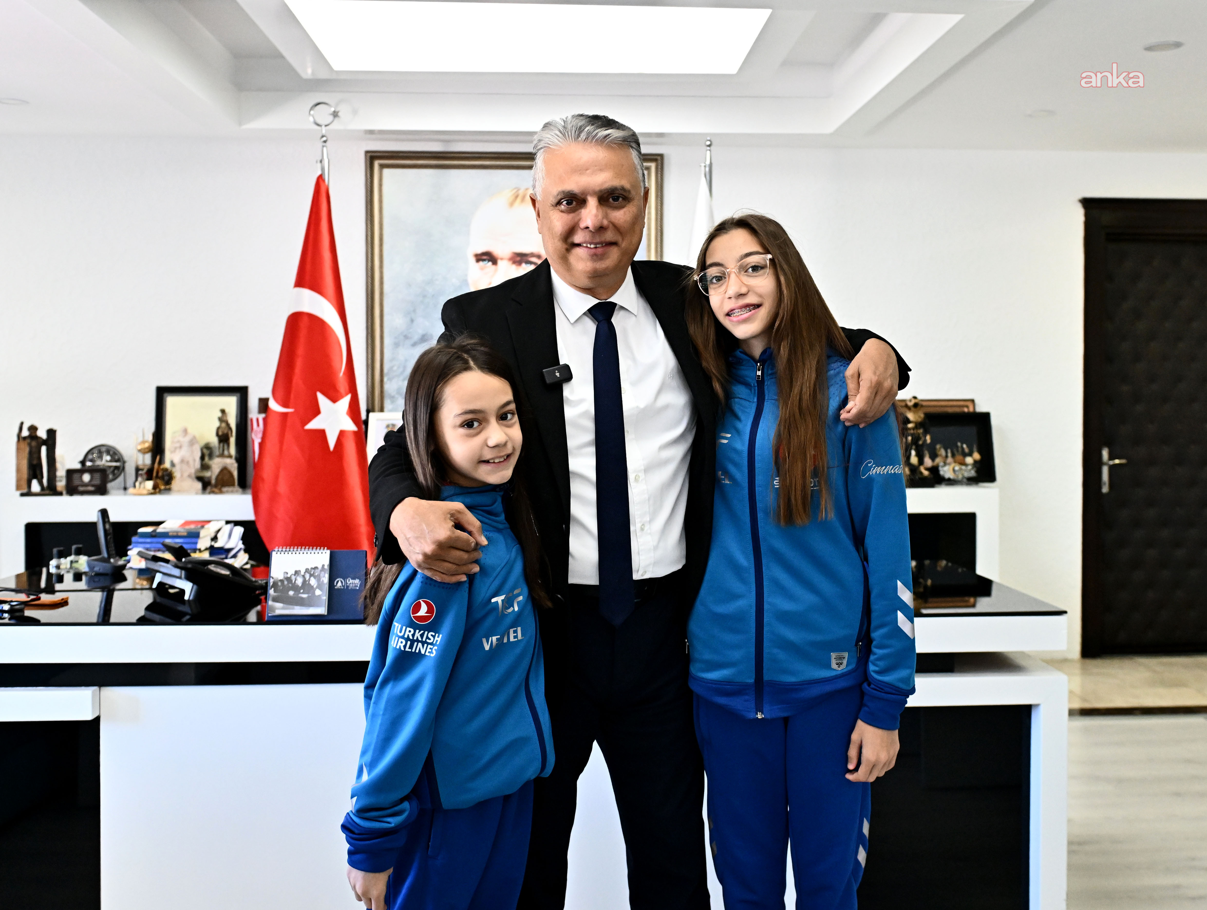 Muratpaşa Belediye Başkanı Uysal, Balkan Şampiyonası'nda iki altın madalya kazanan Asel Lina Şahin'i ağırladı