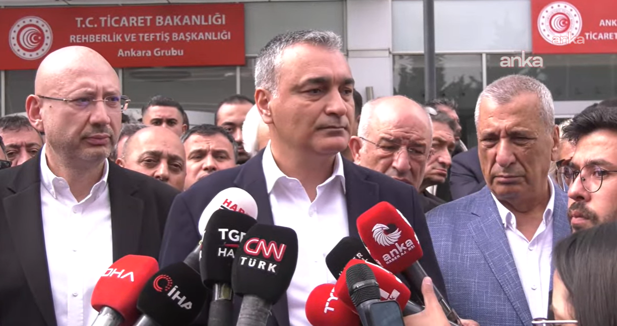 CHP Genel Merkezi'nde gerginlik... Müslim Sarı: "Diyaloğa ve konuşmaya açığız ama arkadaşlarımız telefonlarına cevap vermiyor"
