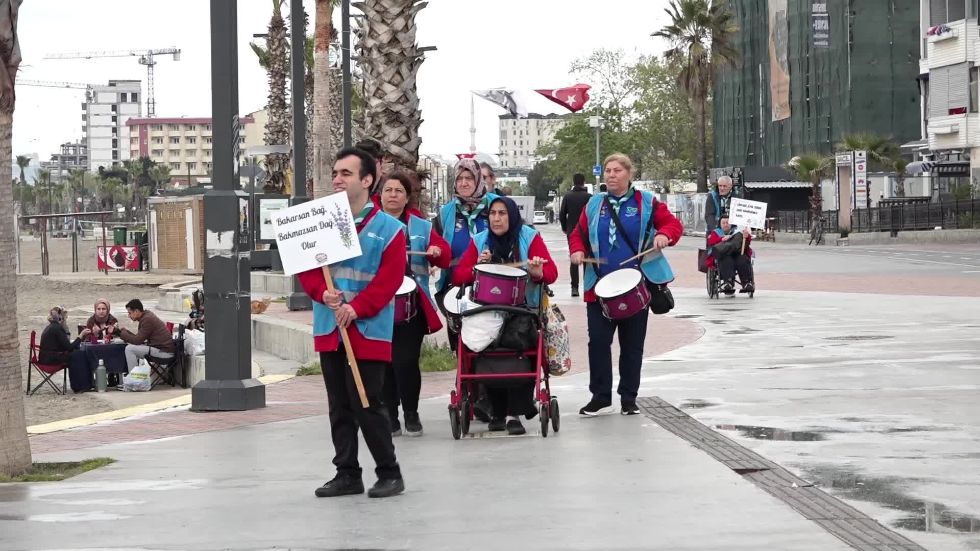Büyükçekmece Gökkuşağı Engelli İzci Kulübü, çevreyi kirletenleri trampet ve darbuka çalarak protesto etti