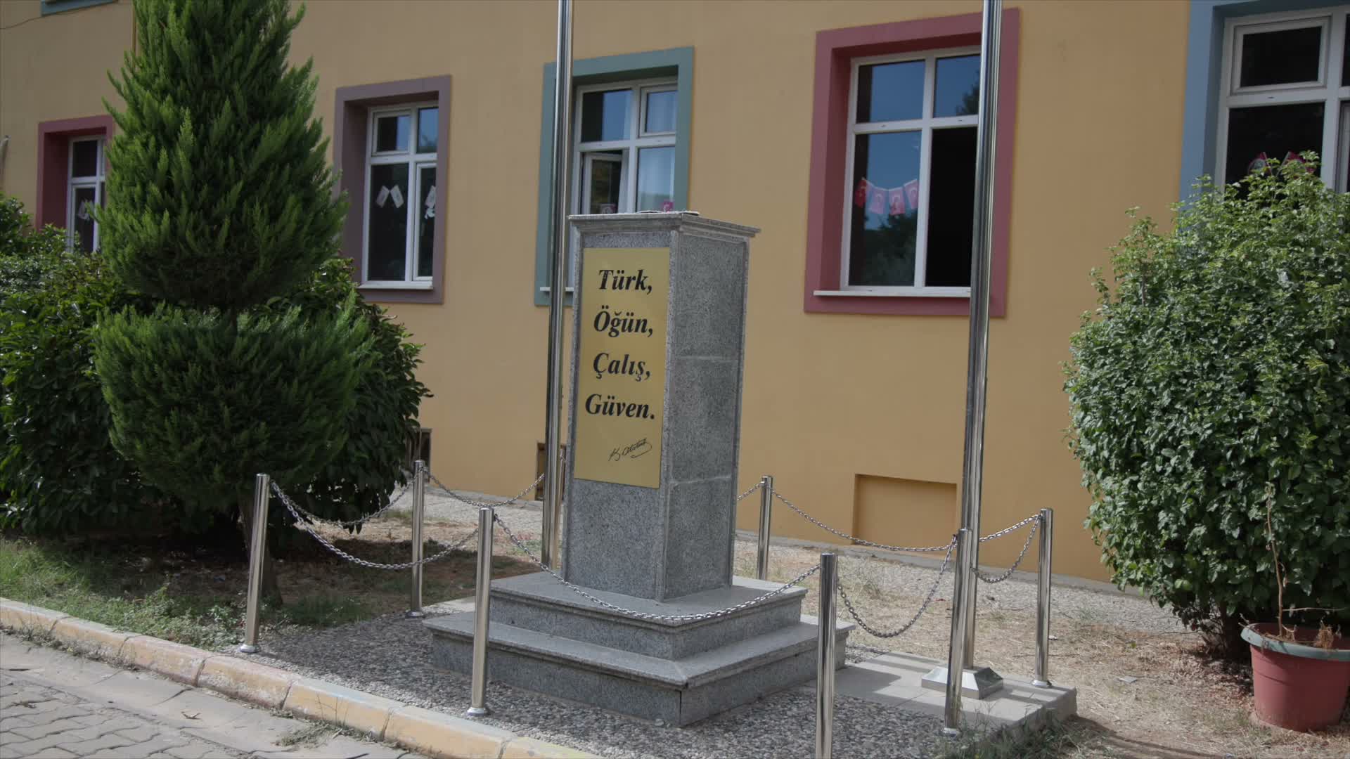 Muğla Büyükşehir Belediyesi, zarar gören Atatürk büstünü kısa sürede onardı
