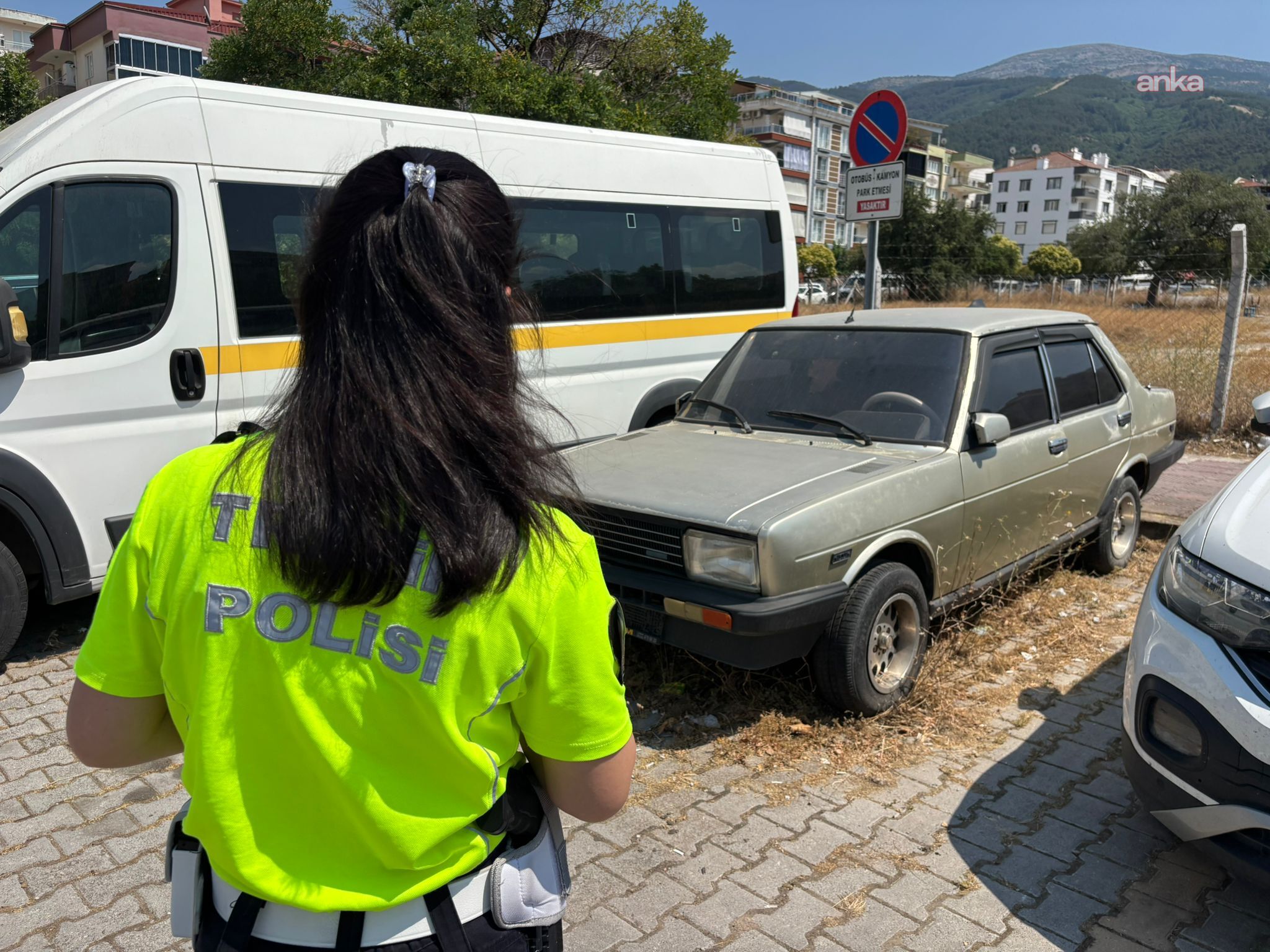 Manisa Büyükşehir Belediyesi, görüntü kirliliği ve risk oluşturan hurda araçları kaldırıyor