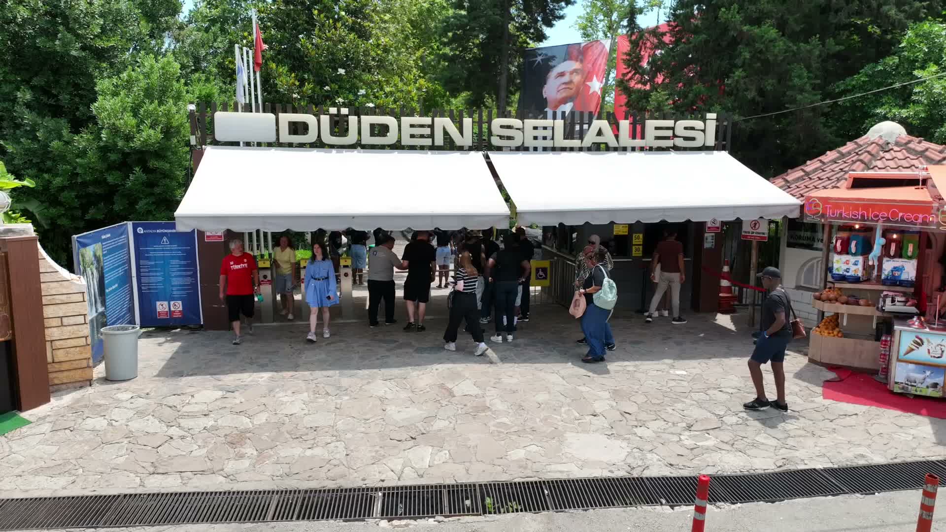 Antalya Düden Şelalesi, ziyaretçilerini ağırlıyor