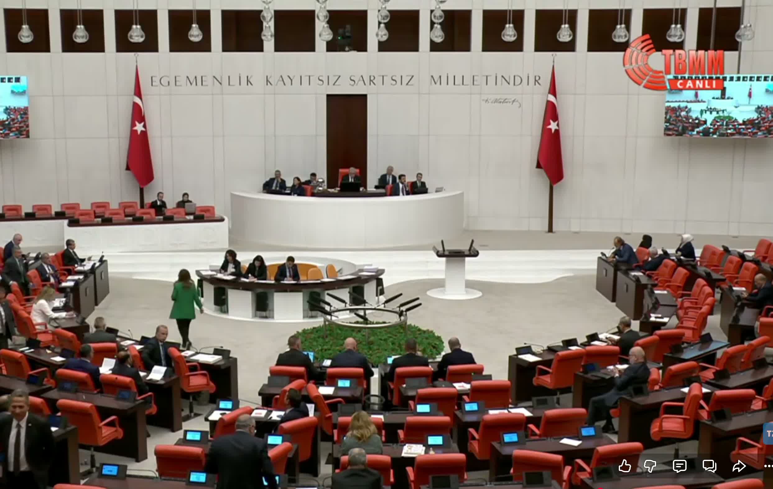 AK Partili Hacıoğulları, TBMM Genel Kurulu'nda İzmir Marşı'nı mırıldandı