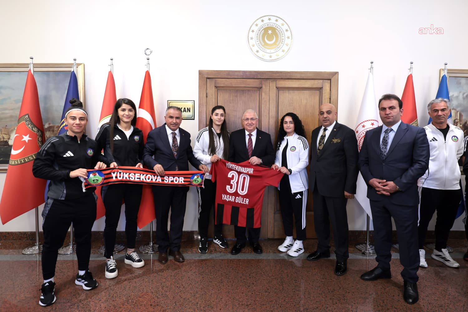 Bakan Güler, Yüksekova Spor Kadın Futbol Takımı ile  bir araya geldi