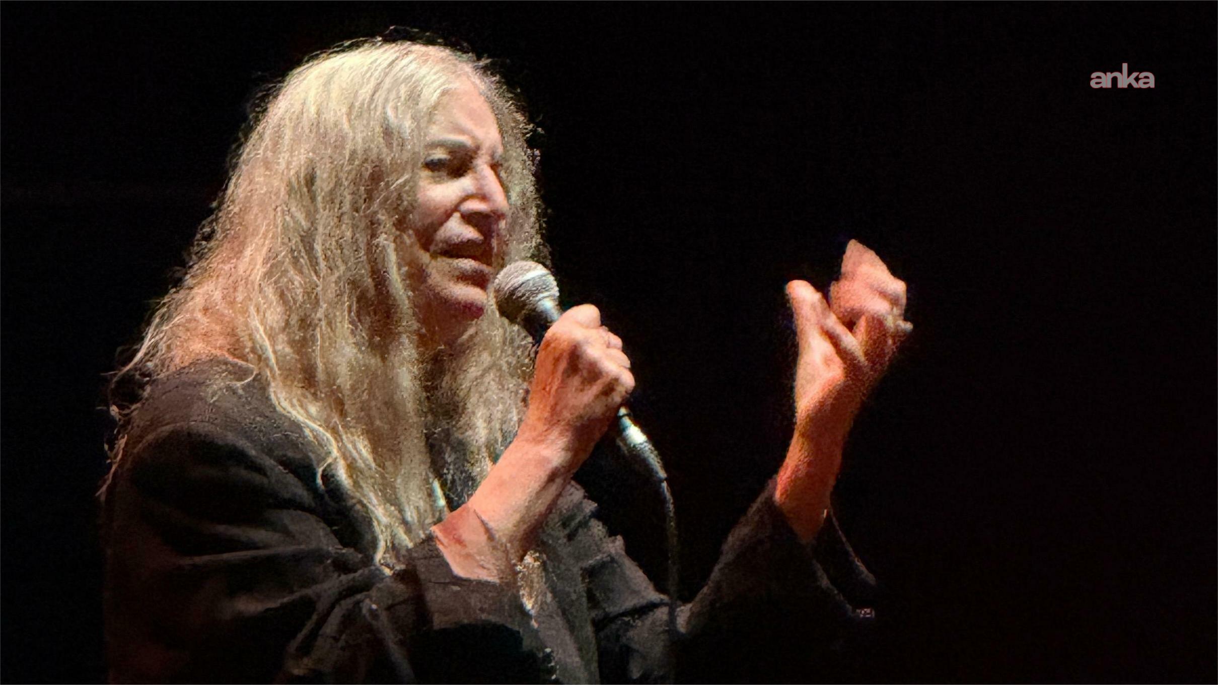 Rock müziğin efsane Patti Smith İstanbul konserinde dayanışma ve özgürlük çağrısı yaptı
