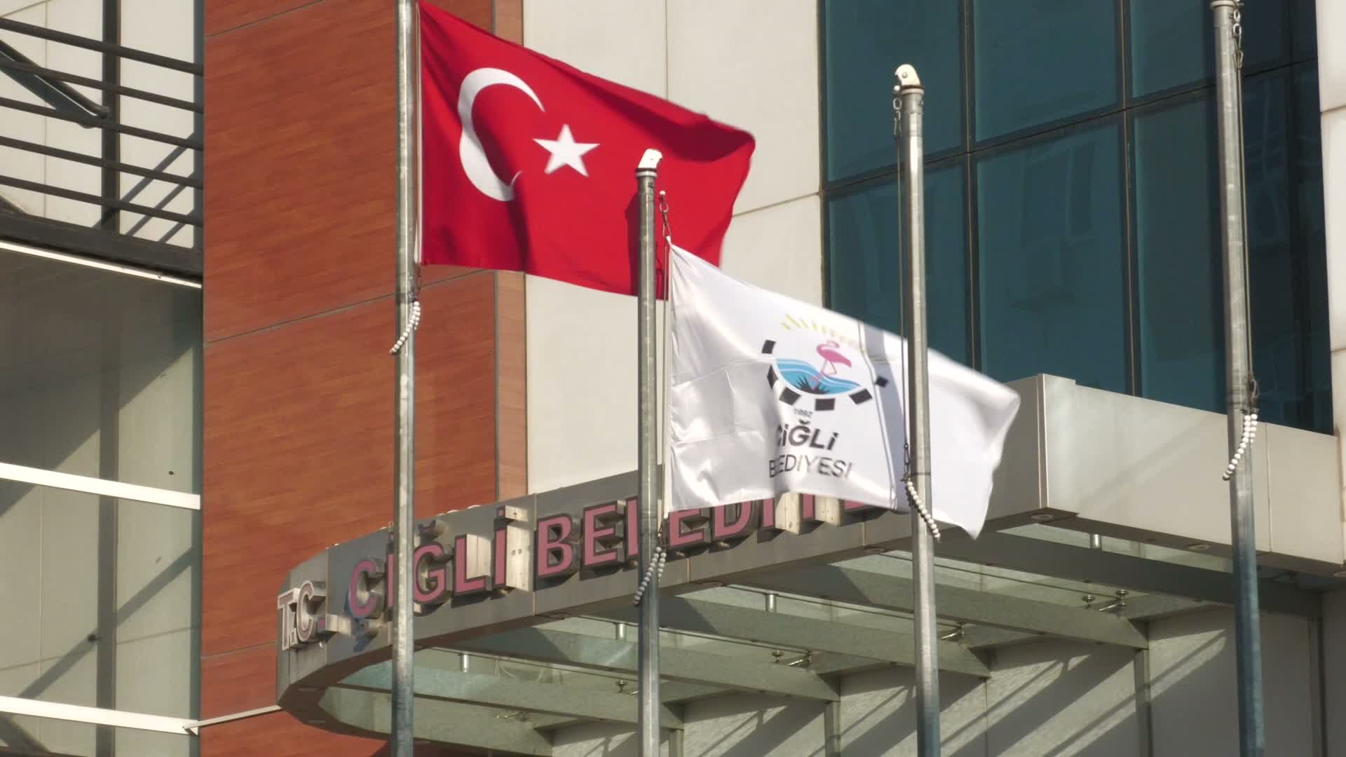 AK Parti'ye geçen Çiğli Belediye Başkanı Yıldız'a CHP'den siyah çelenkli protesto