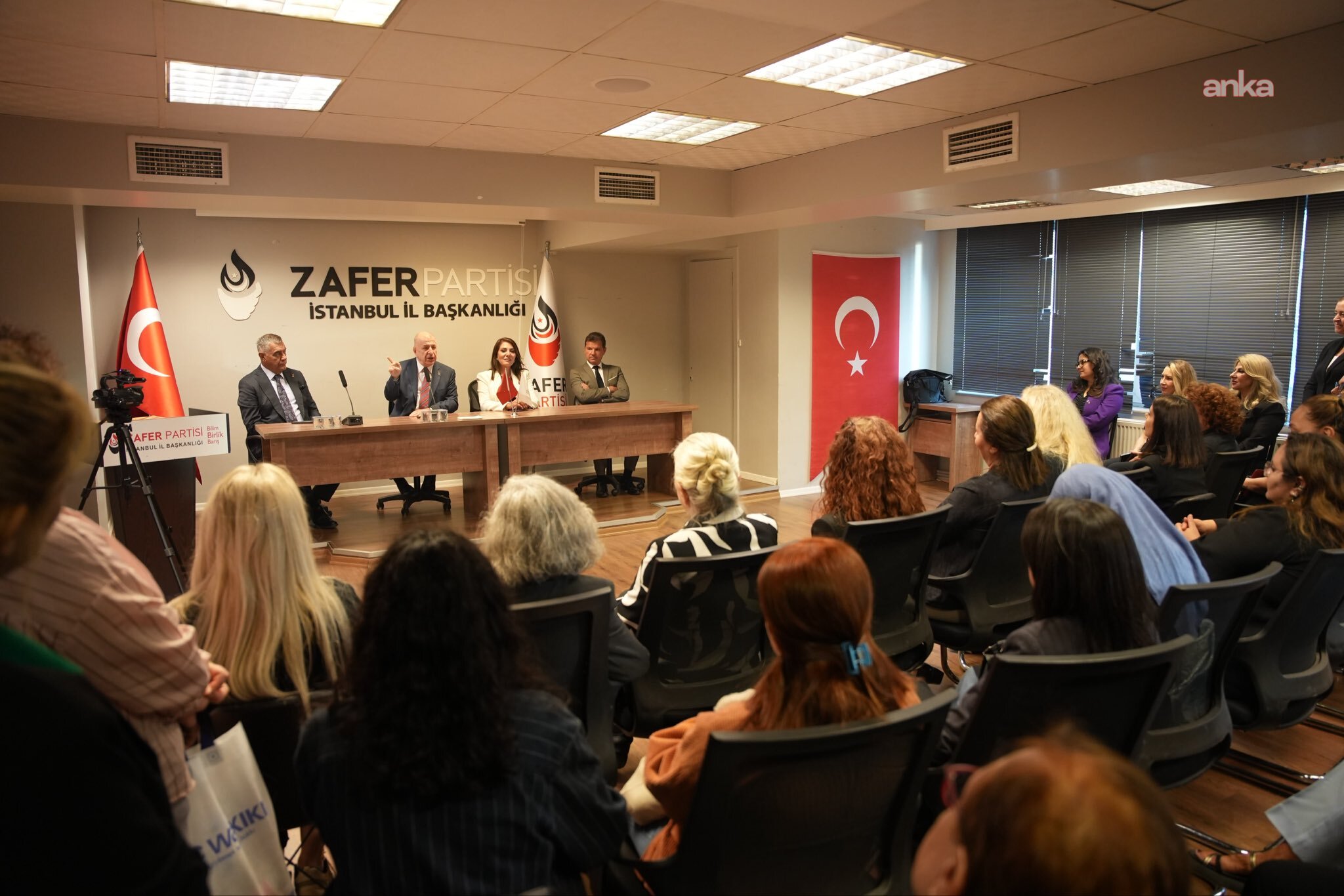 Ümit Özdağ, partisinin İstanbul İl Kadın Kolları üyeleriyle bir araya geldi