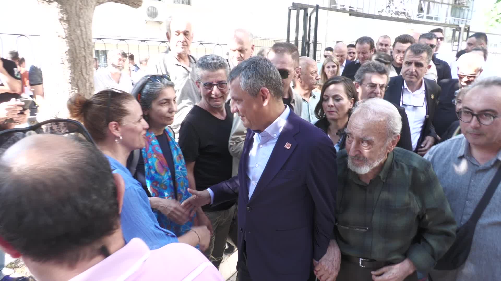 Özgür Özel, İzmir’de arkadaşının annesinin cenazesine katıldı