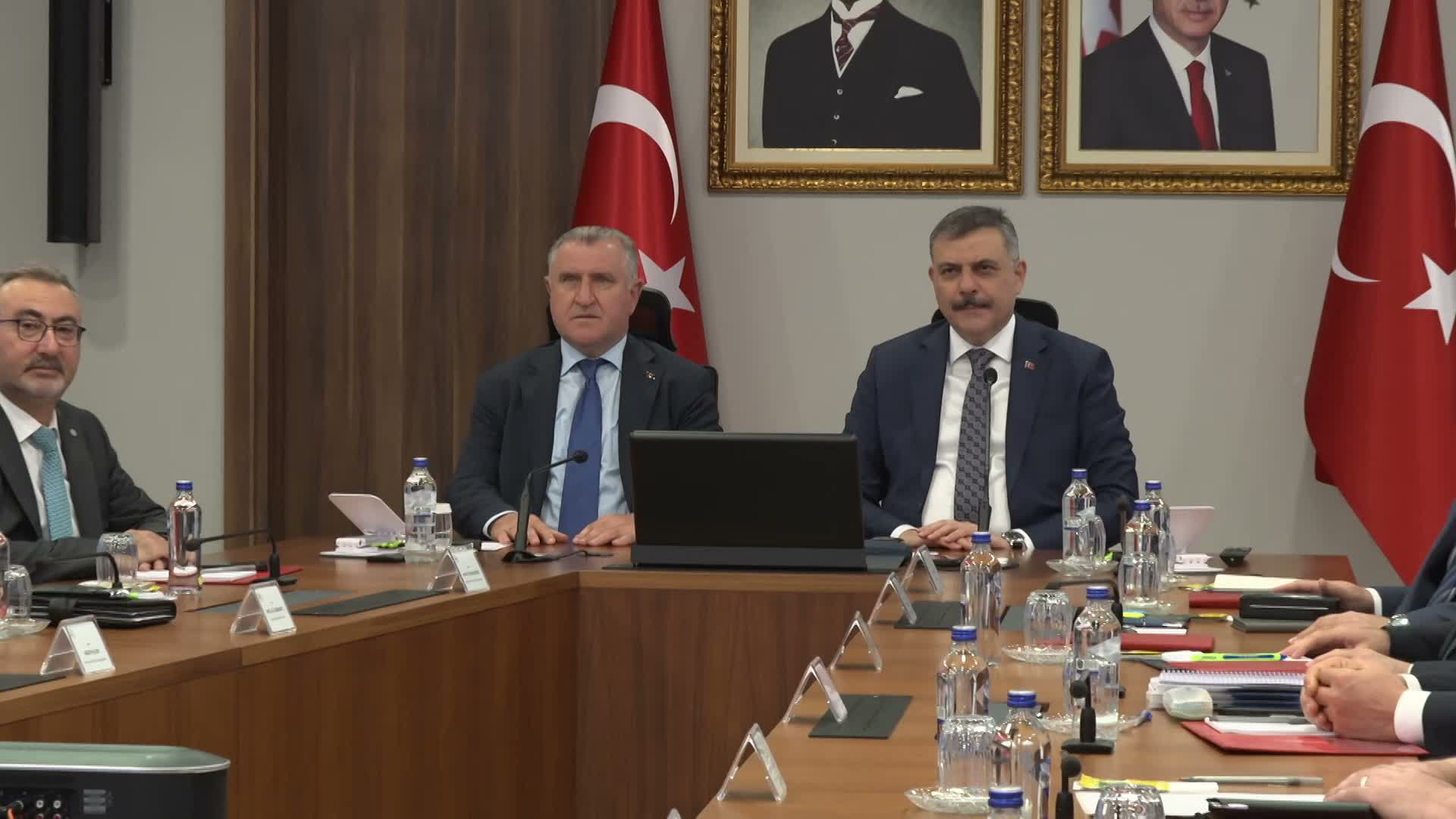 İçişleri Bakanı Çiftçi ile Gençlik ve Spor Bakanı Bak, üniversite ve öğrenci yurtlarında alınacak güvenlik tedbirlerini değerlendirdi