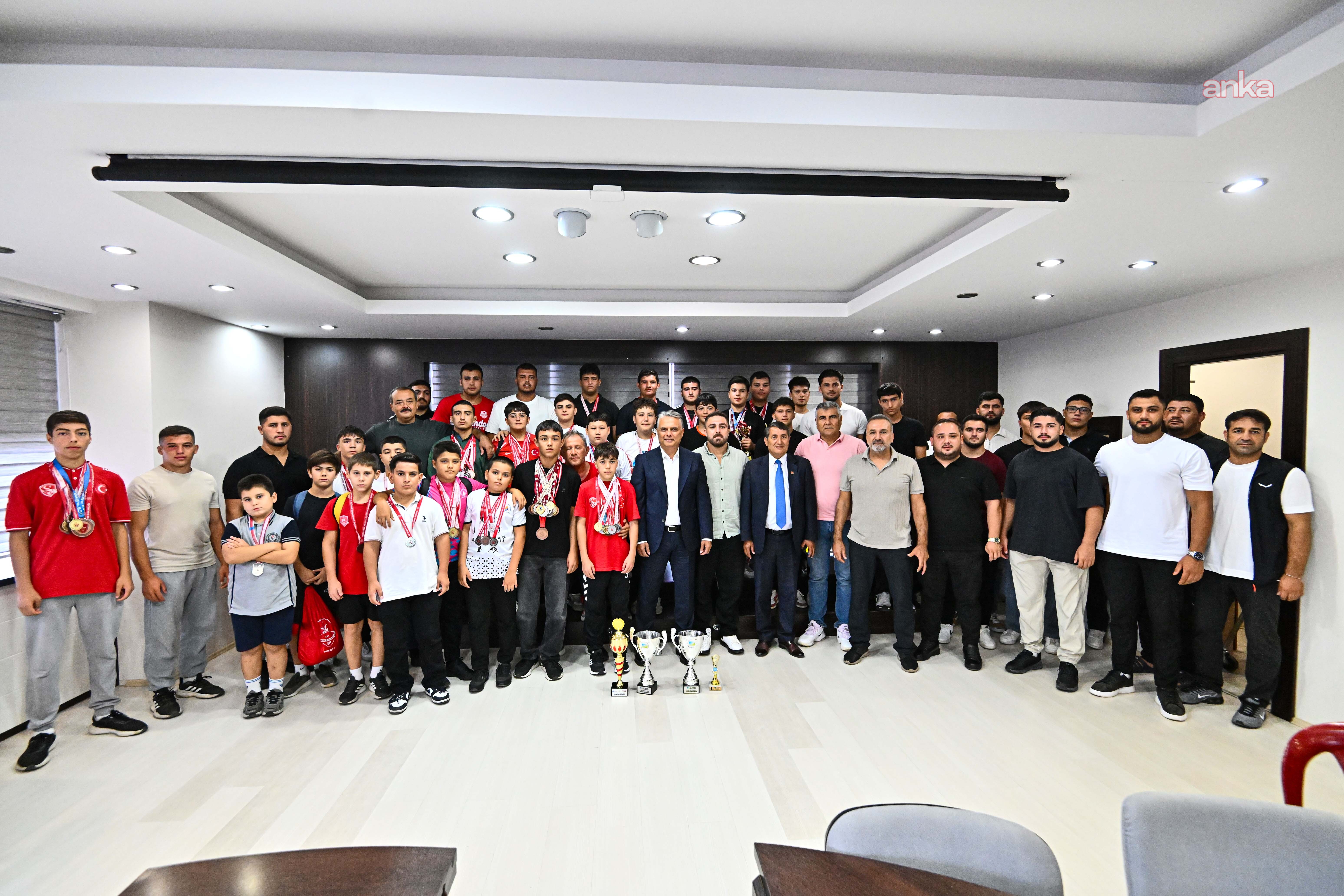 Muratpaşa Belediye Başkanı Uysal, güreşçilerle sezon değerlendirmesi yaptı