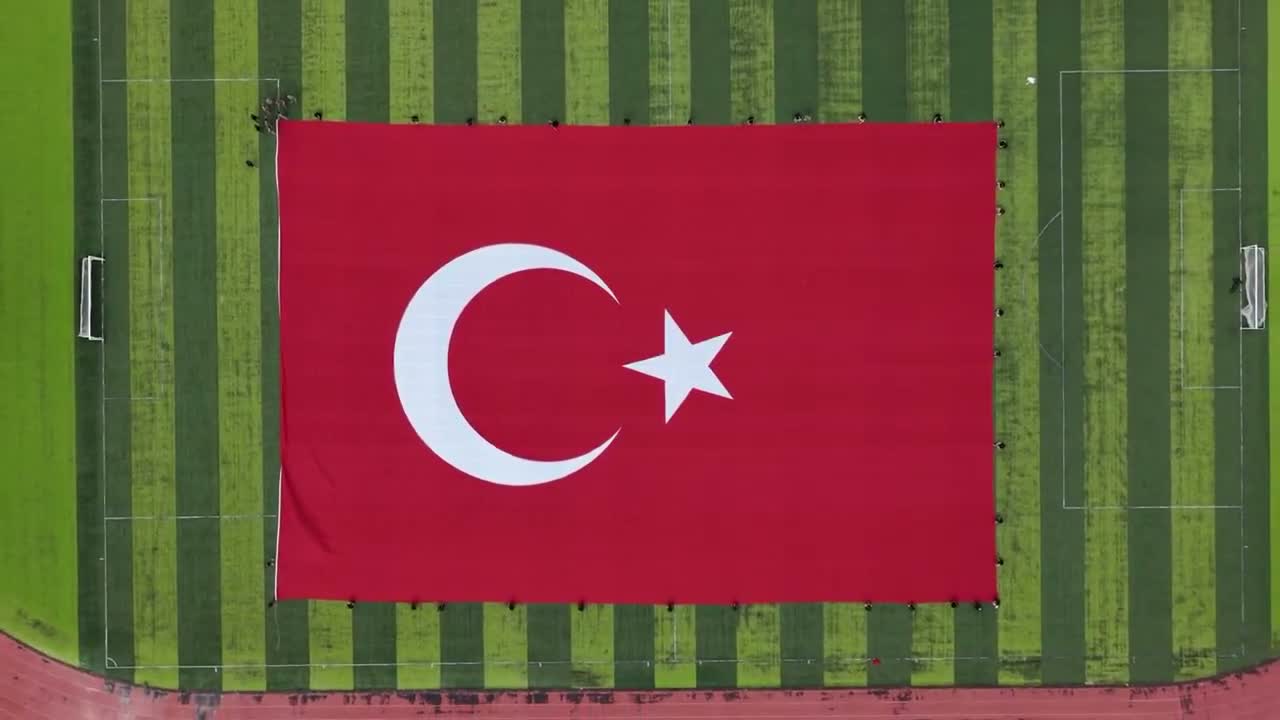 MSB: "3 bin 37,5 metrekarelik Türk bayrağı gökyüzünde dalgalandırıldı"