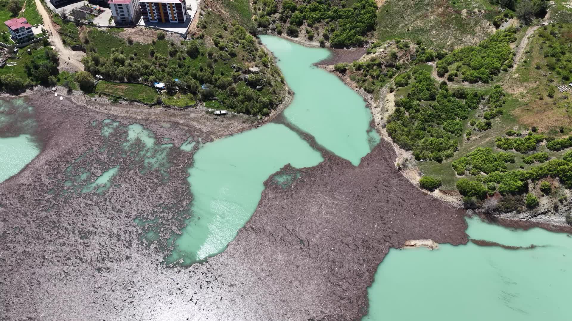 Tunceli'de Uzunçayır Baraj Gölü’ndeki kirlilik havadan görüntülendi