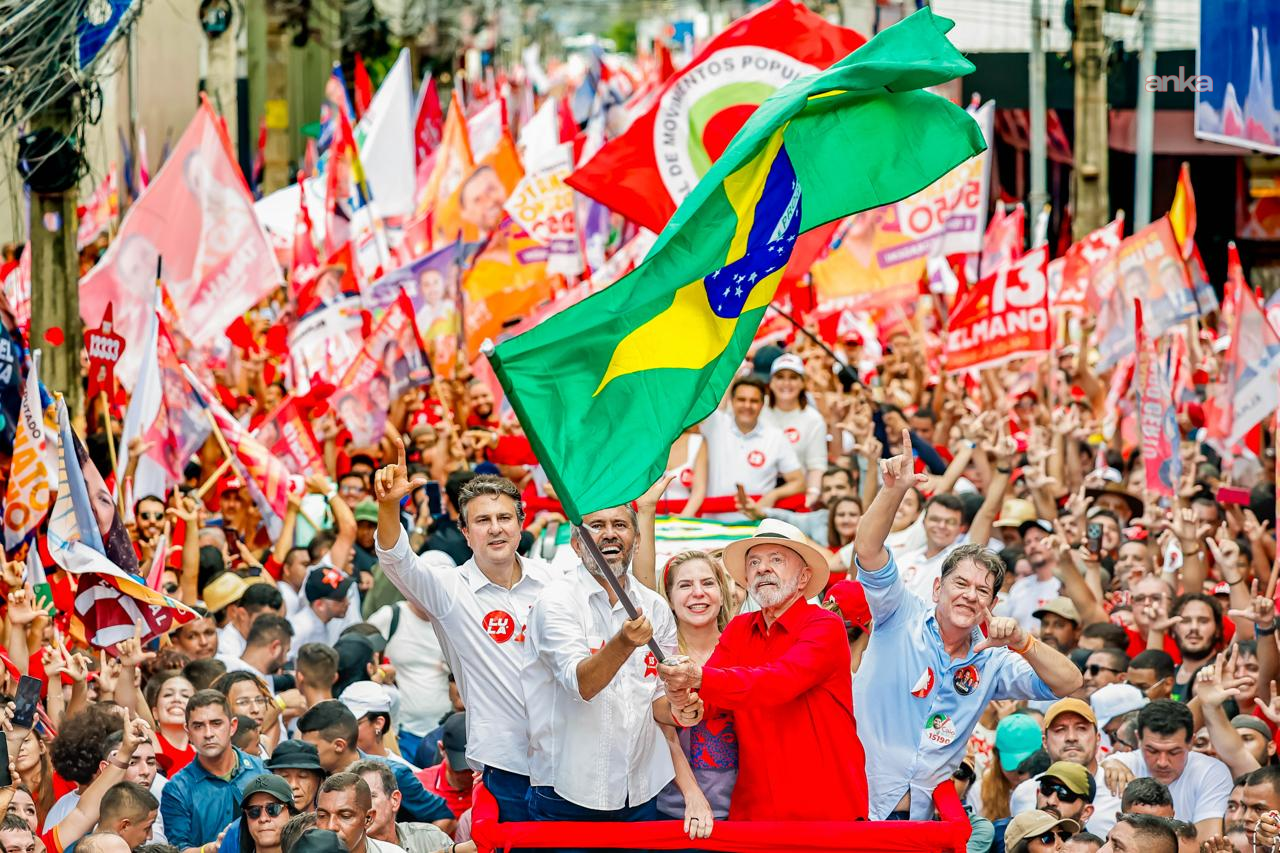 Brezilya'da seçim ikinci tura kaldı: İlk turu Bolsonaro'nun oğlu önde tamamladı