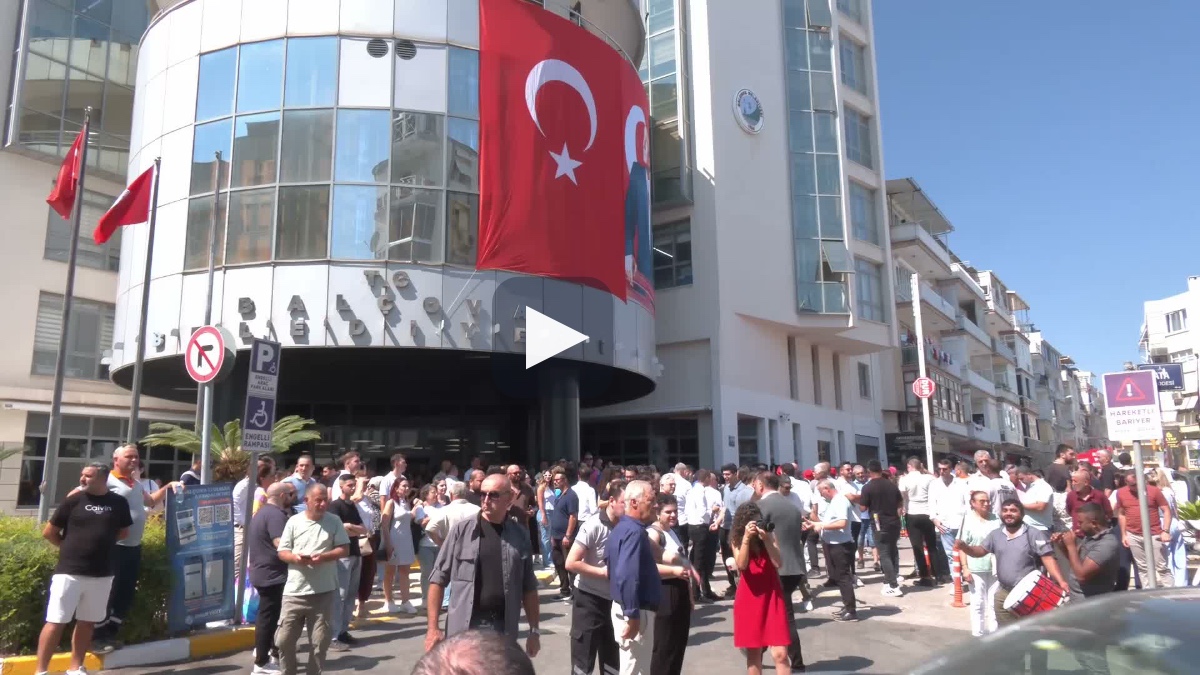 Görevine iade edilen Balçova Belediye Başkanı Yiğit, mesaisine başladı