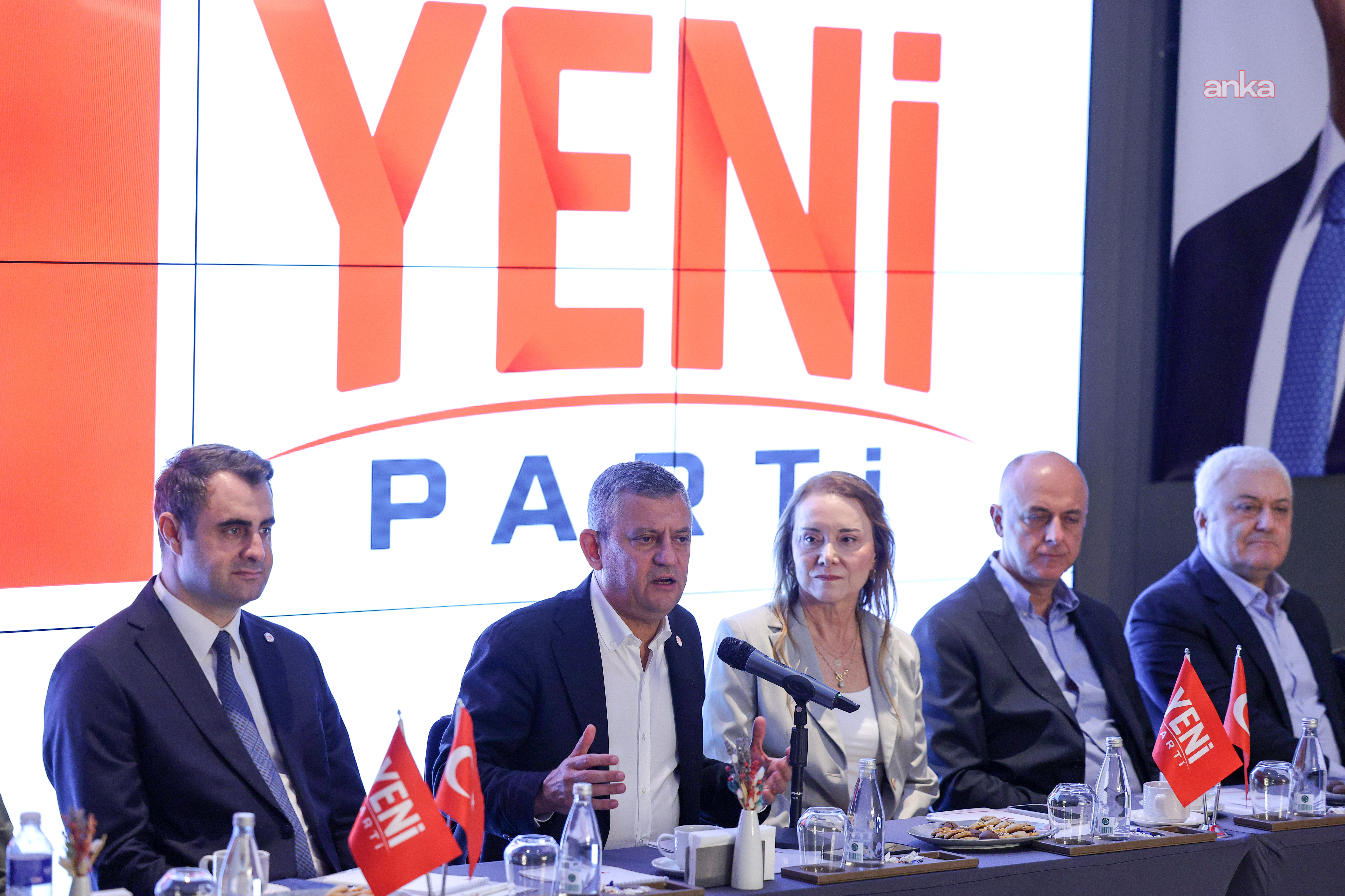 Özgür Özel, İzmir'de parti yöneticileri ve belediye başkanlarıyla buluştu