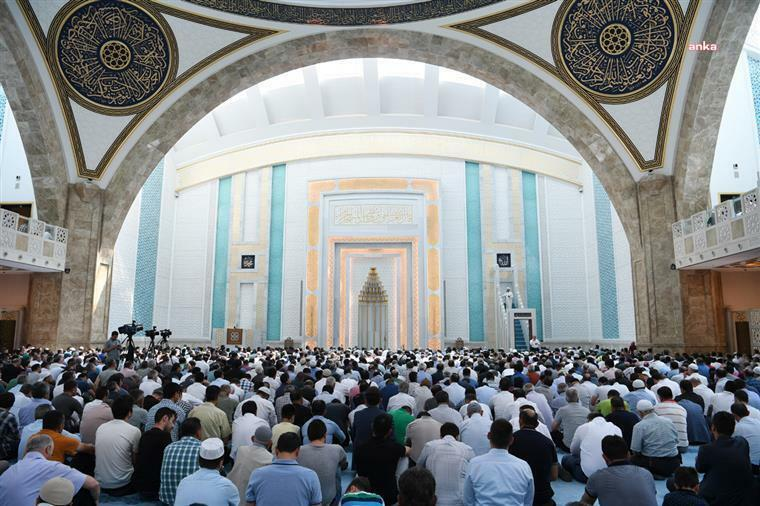 Diyanet 'in cuma hutbesi: "Ülkemizin ateş çemberinin içine çekilmek istendiği bir dönemde; istikbalimiz, kardeşliğimize bağlı"
