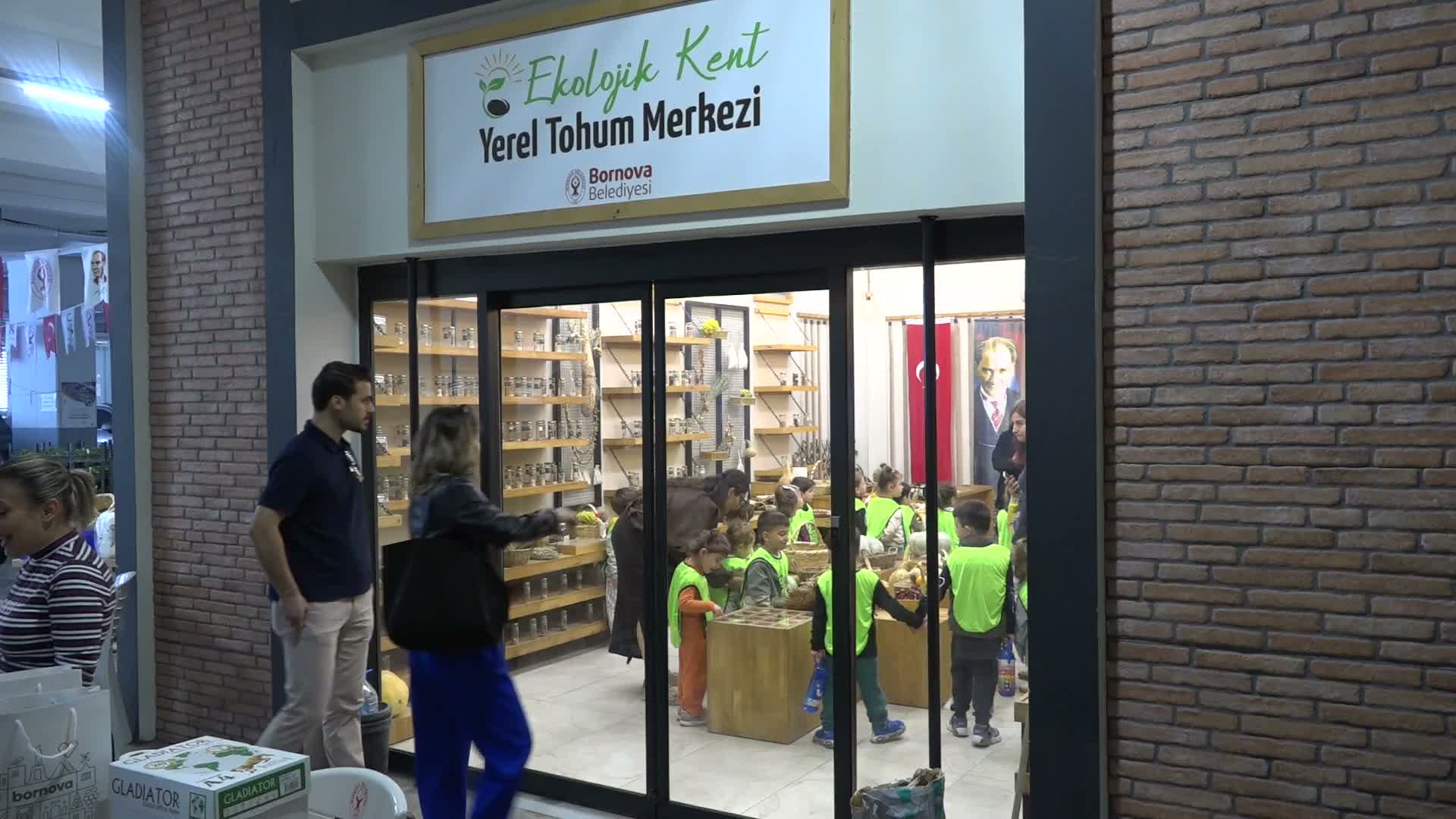 Bornova’nın minikleri 50 zeytin fidanını toprakla buluşturdu