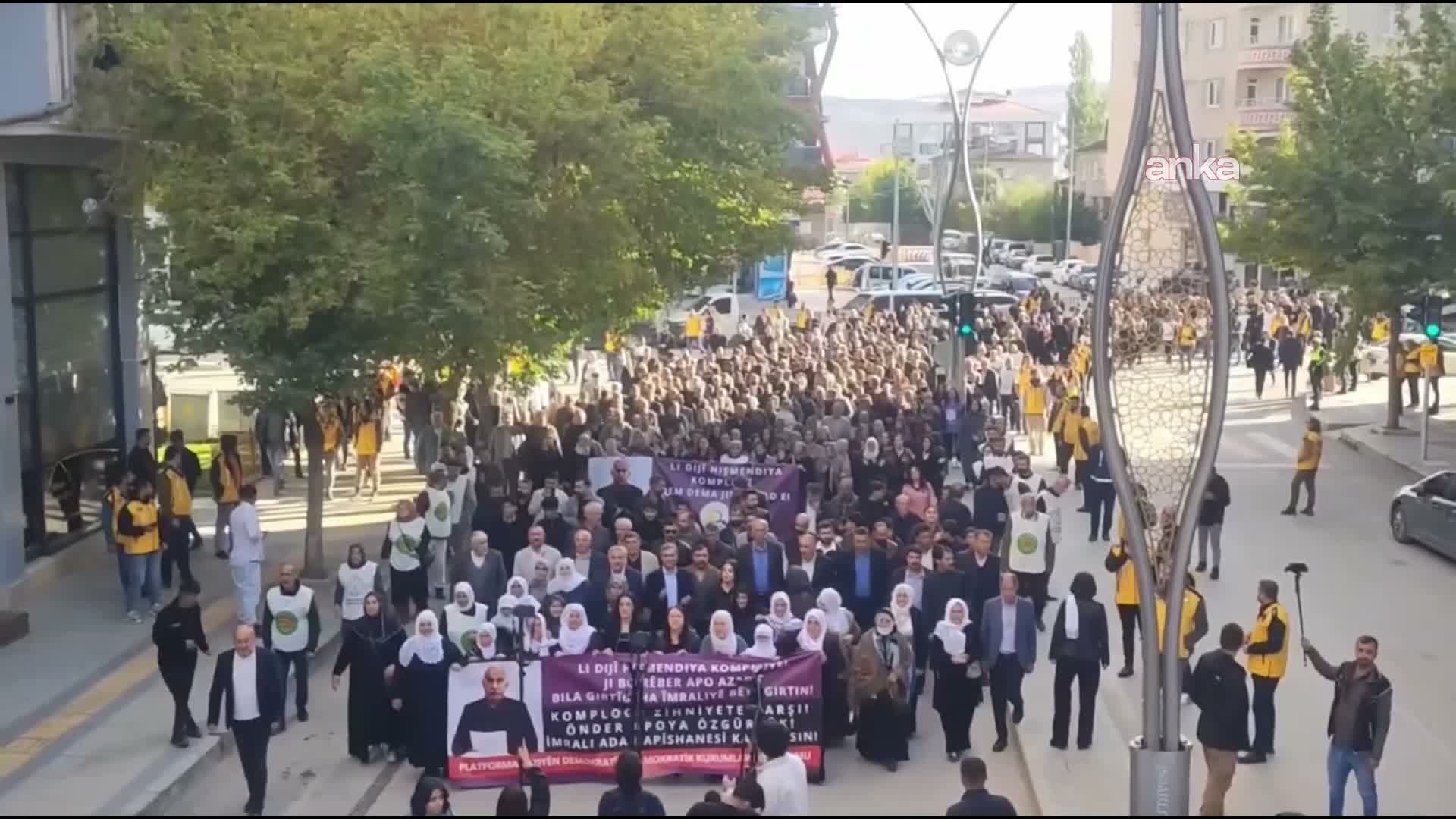 Van'da "Abdullah Öcalan'a Özgürlük Yürüyüşü" yapıldı