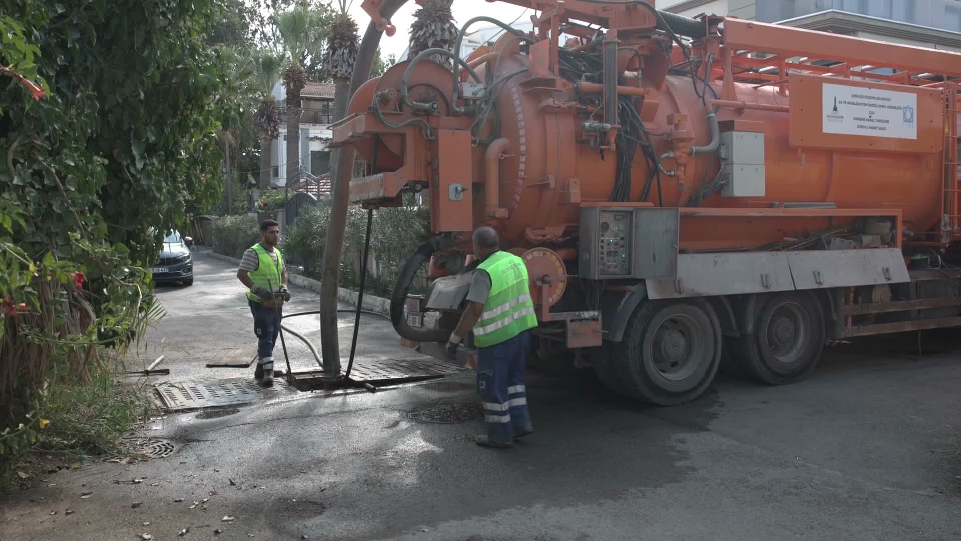 İzmir’de yağmur suyu ızgaraları temizleniyor
