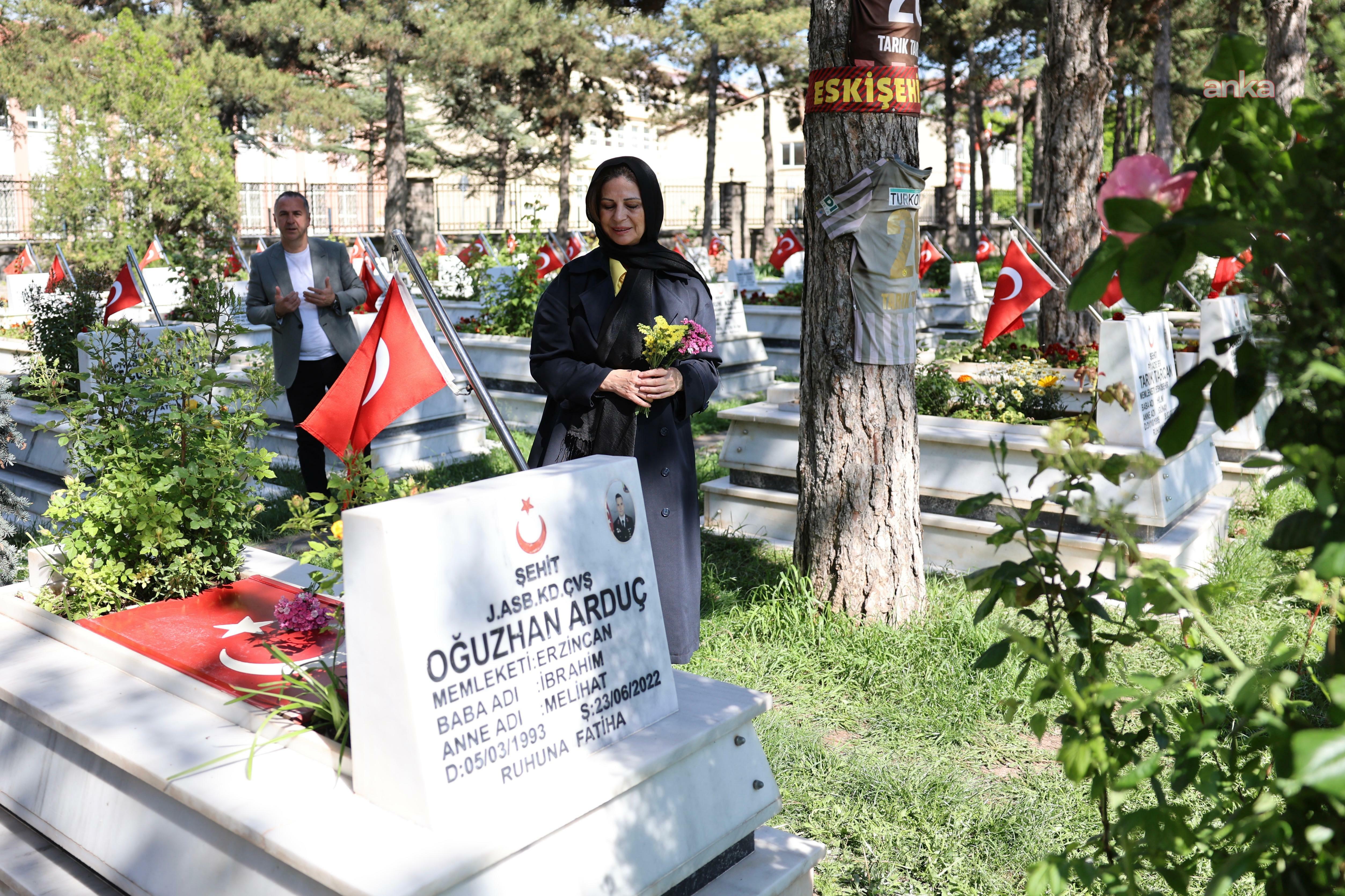 Eskişehir’de bayram mesaisi… Başkan Ünlüce’den Şehitlik ve 112 Acil Çağrı Merkezi’ne ziyaret