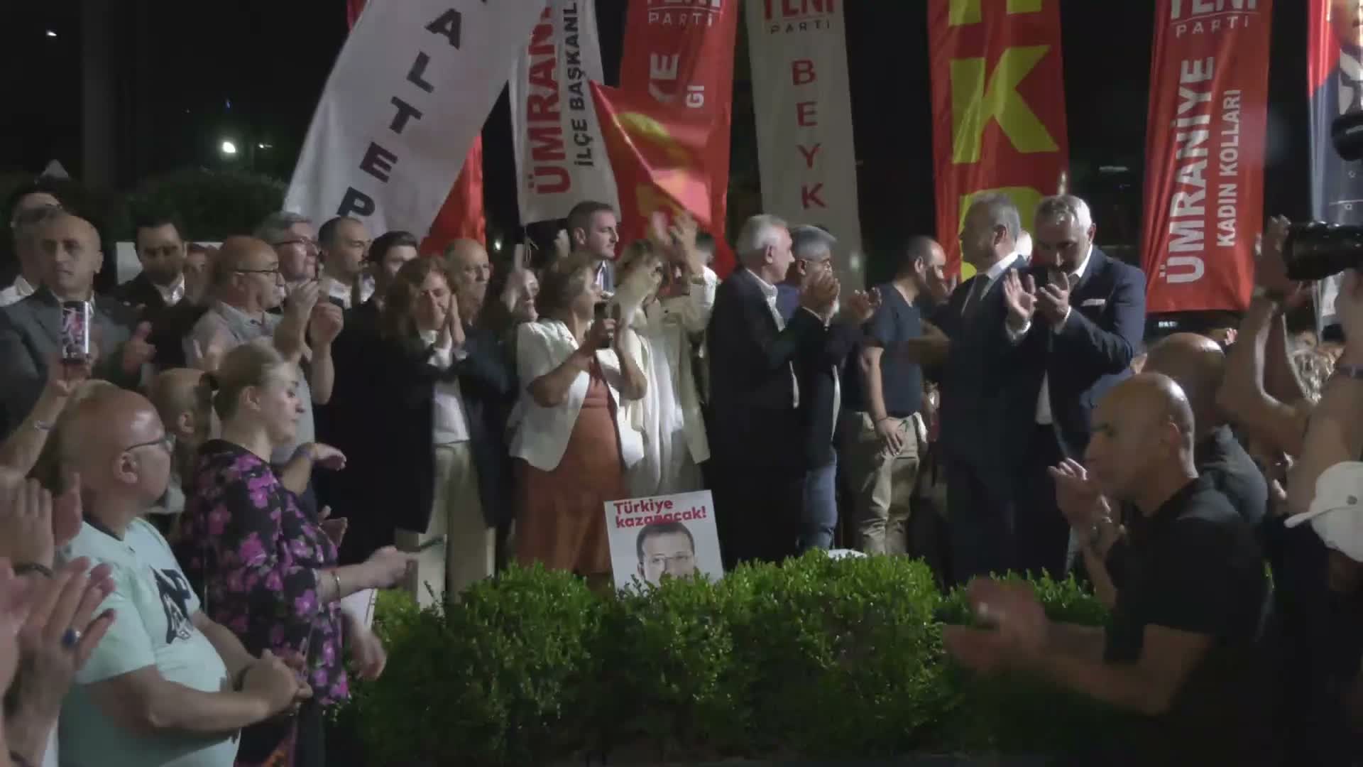 YENİ Partililer yarınki seçim öncesi Üsküdar Belediyesi önünde buluştu... Özgür Çelik: Zaman ayarlı, kirli bir operasyonla karşı karşıyayız... Böyle demokrasi mi olur?
