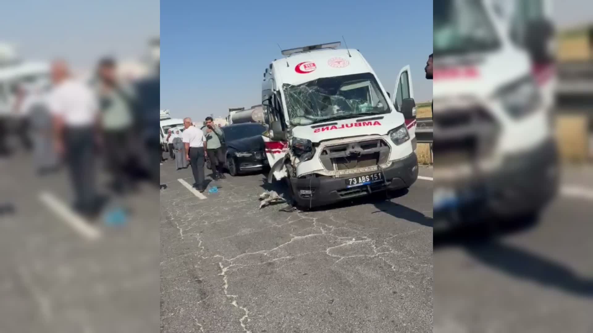 Mardin'de ambulansın da karıştığı zincirleme trafik kazasında 3 kişi yaralandı