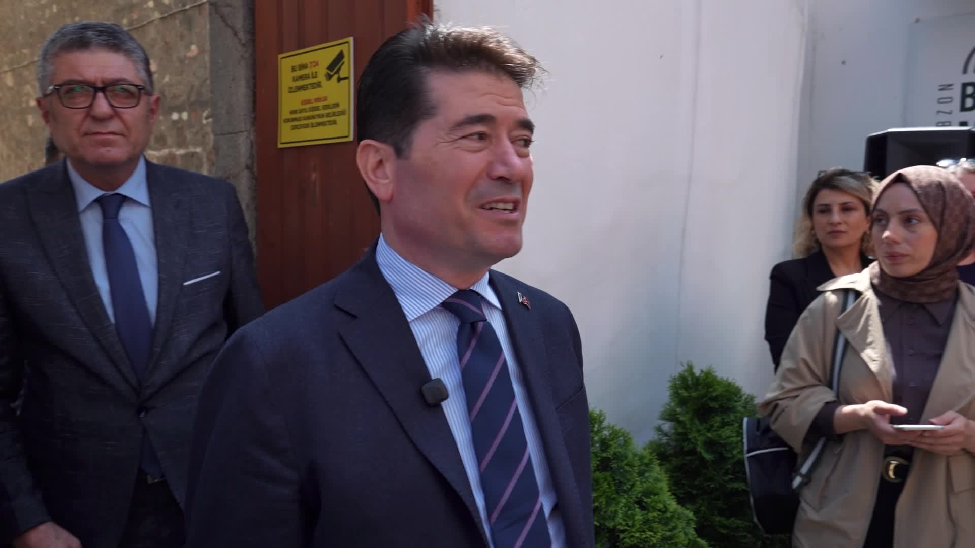Ortahisar'da "Geleceğin Dokusunda" karma resim sergisi ziyarete açıldı