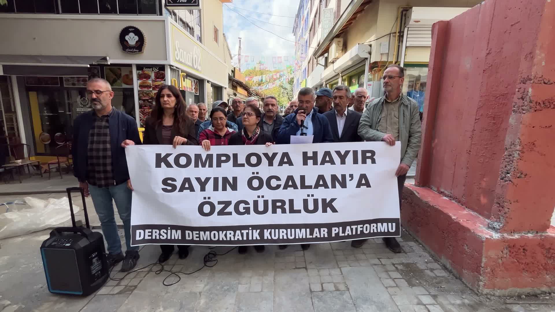 DEM Parti Tunceli İl Başkanlığı, Öcalan’ın Suriye’den çıkarılışının 27. yılı nedeniyle eylem yaptı
