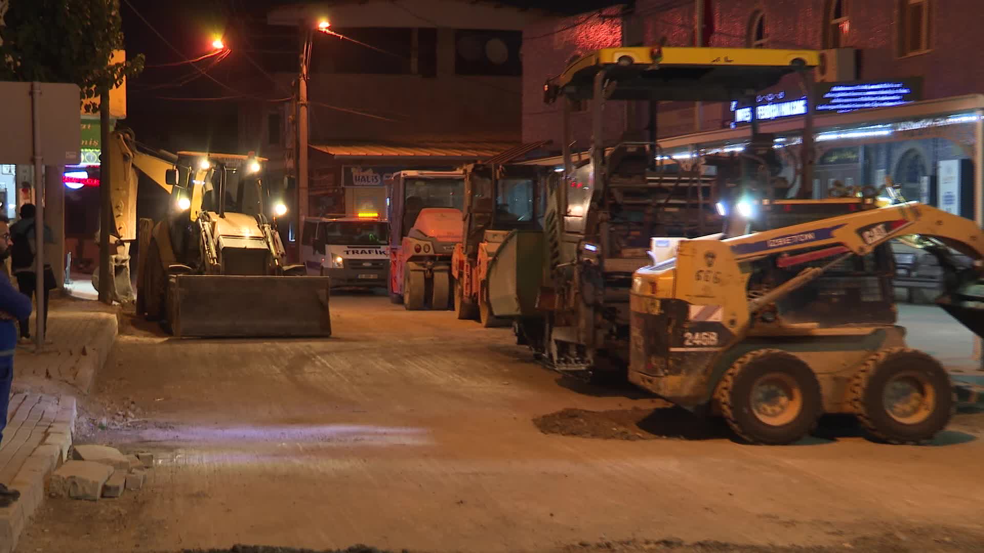 Konak Toros Caddesi yenileniyor... Toros Caddesi’nde gece asfalt mesaisi
