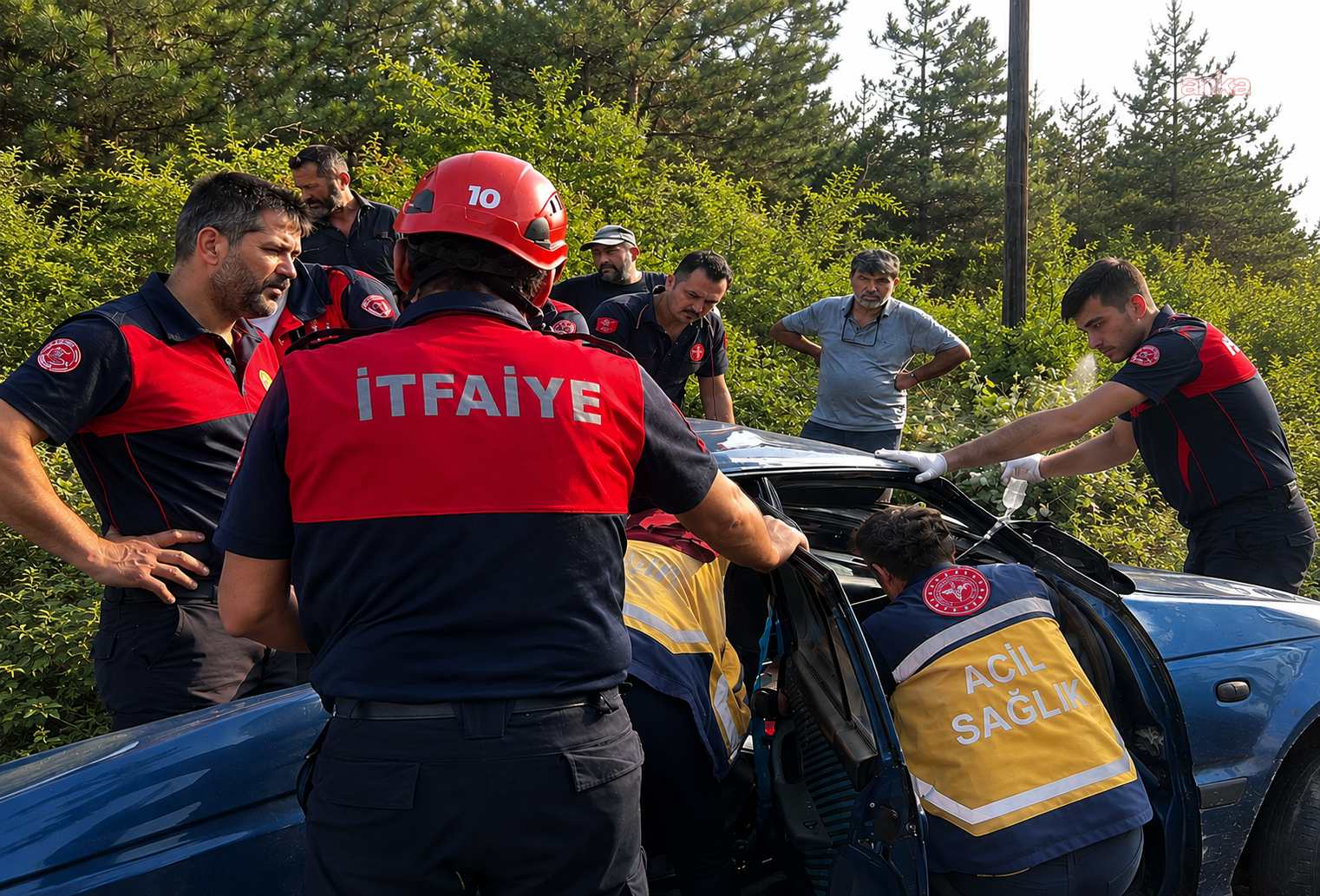 Zonguldak'ta işçi servisi ile otomobil çarpıştı: 1'i ağır 4 yaralı