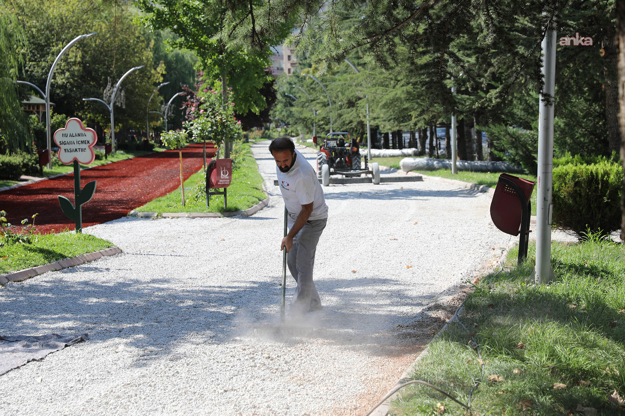 Keçiören’in parklarında yürüyüş yolları yenileniyor
