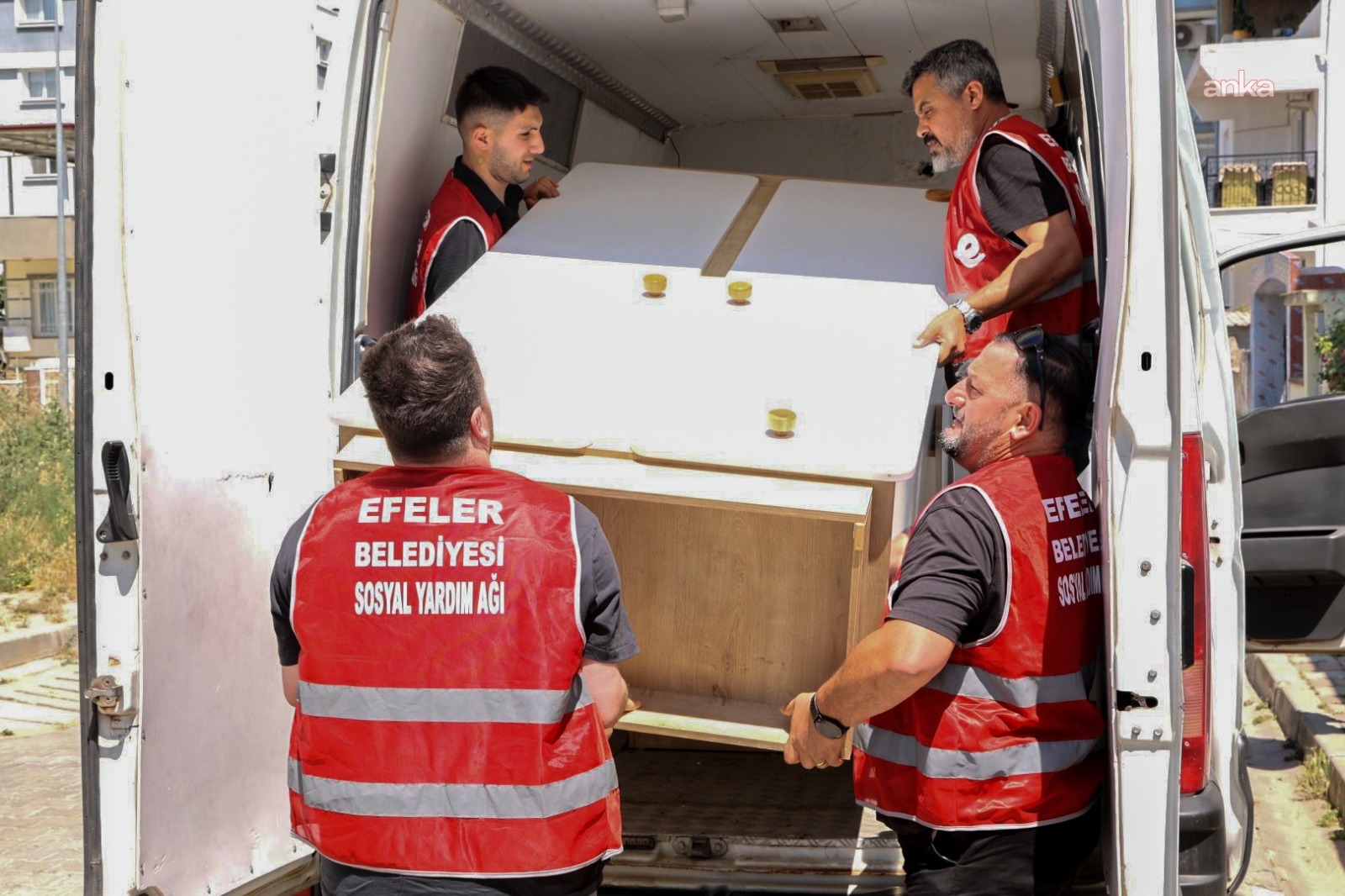 Efeler Belediyesi EFESYA ekipleri, bir çocuğun odasını yeniledi