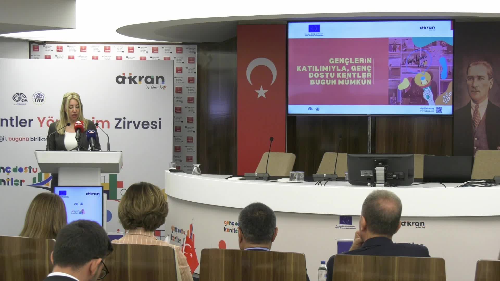 Genç Dostu Kentler Yönetişim Zirvesi... Üç Büyükşehir Belediyesine "Genç Dostu Kent İyi Yönetişim Ödülü" verildi