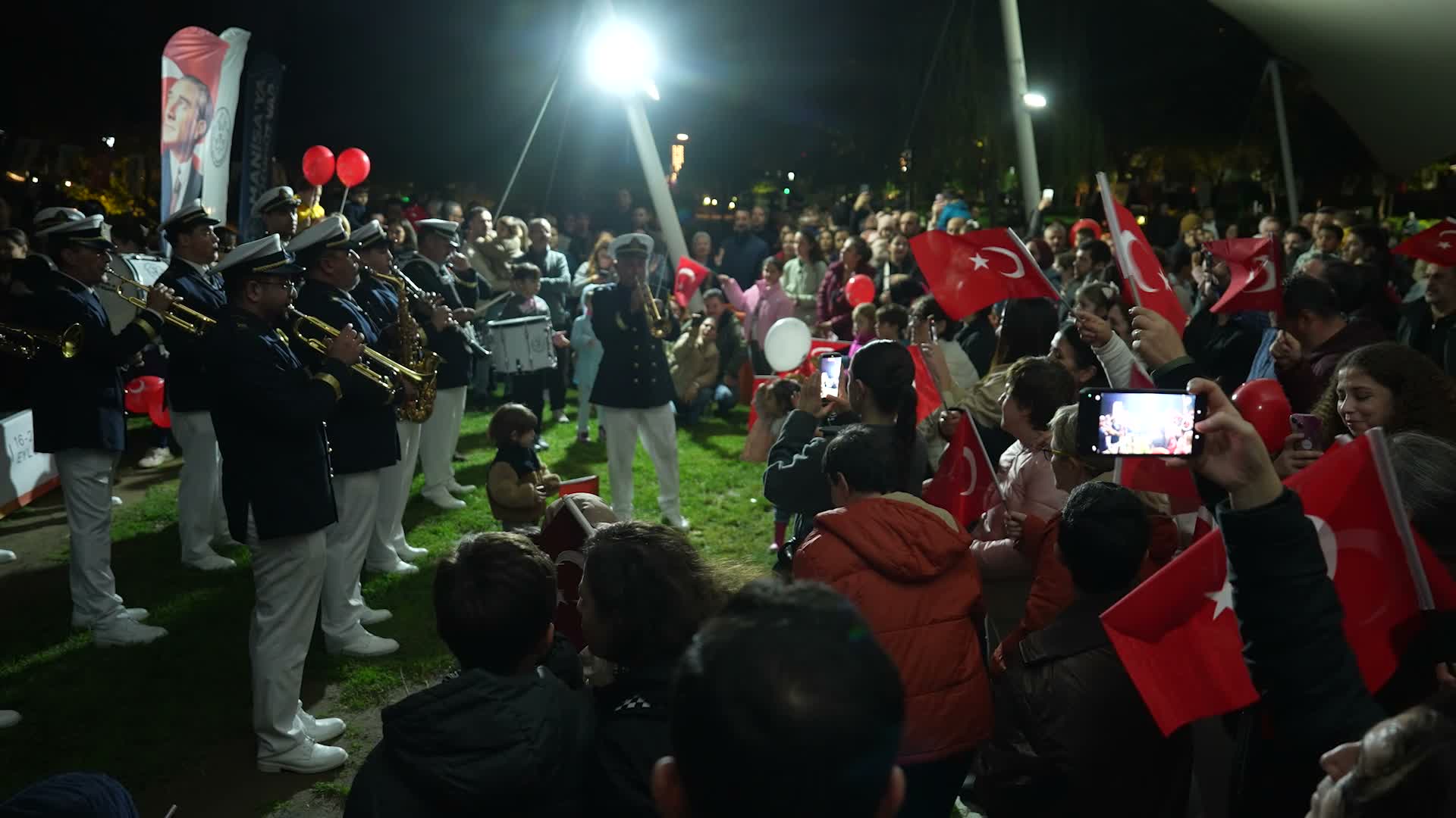 Manisa’da 1000 drone ile gökyüzünde "Atatürk portresi ve Türk bayrağı" oluşturuldu