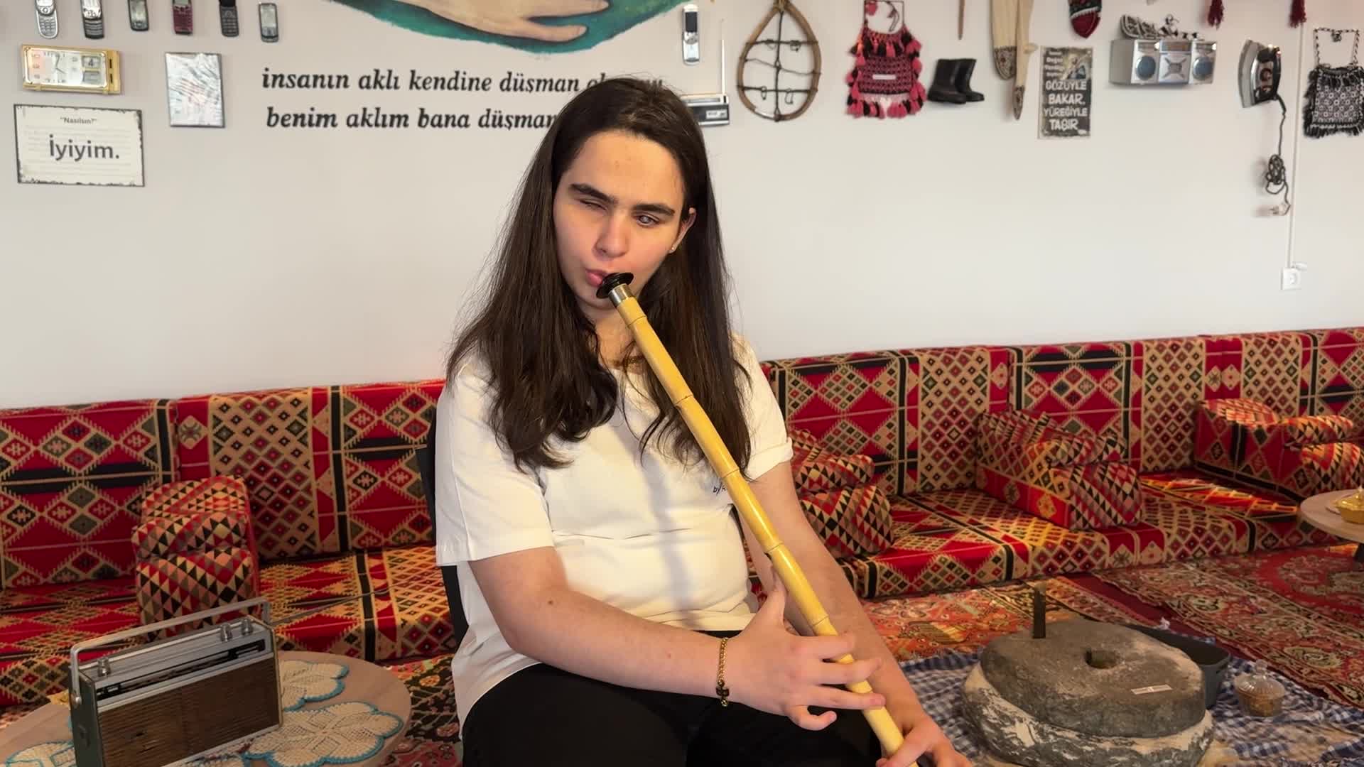 Hakkarili görme engelli Beyza, "absolut kulak" yeteneğiyle dikkat çekiyor