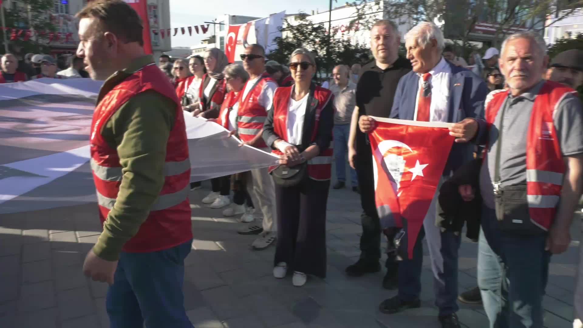 CHP Genel Merkezi'nin polis zoruyla tahliyesine karşı Esenyurt’ta yürüyüş... Ahmet Özer: “Demokrasi saldırısıyla karşı karşıya kaldık”