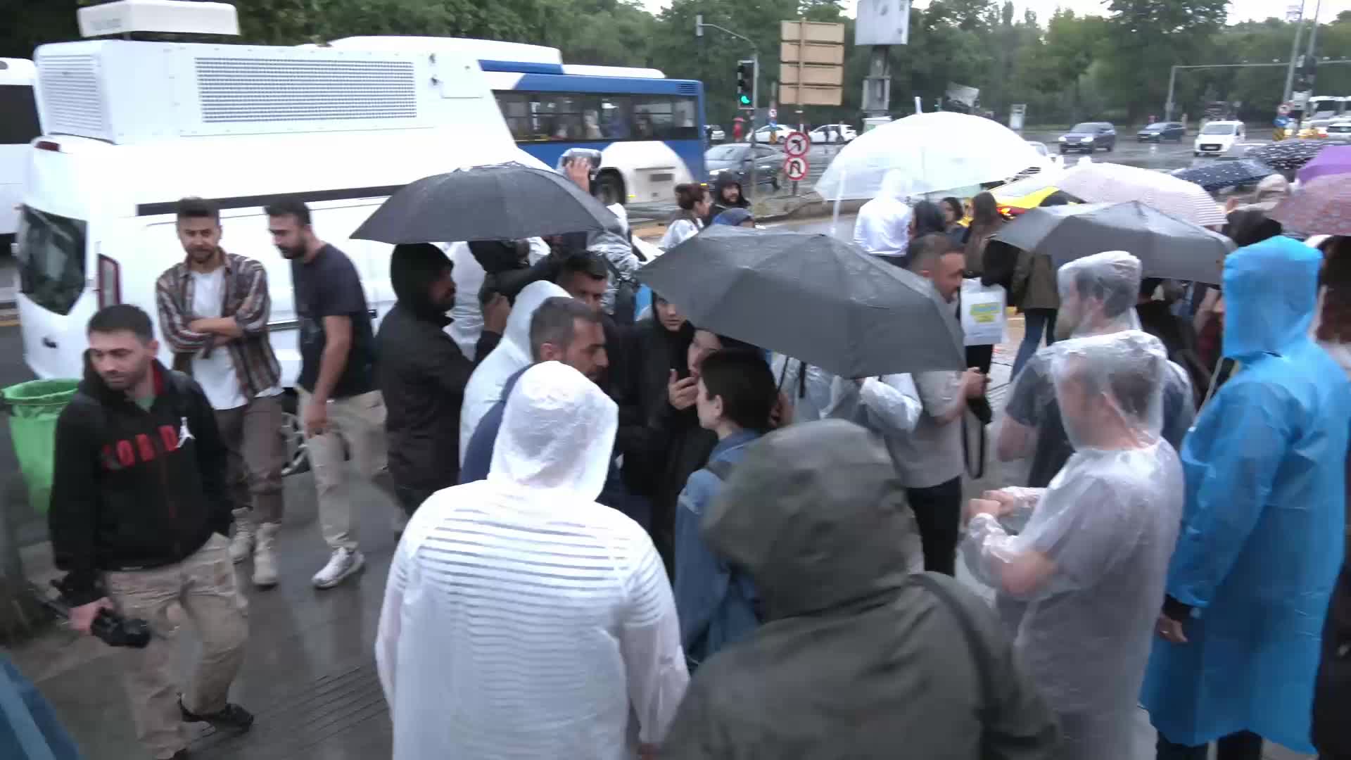 Anayasa Mahkemesi'nin süresiz nafaka kararına karşı düzenlenen protestoda arbede