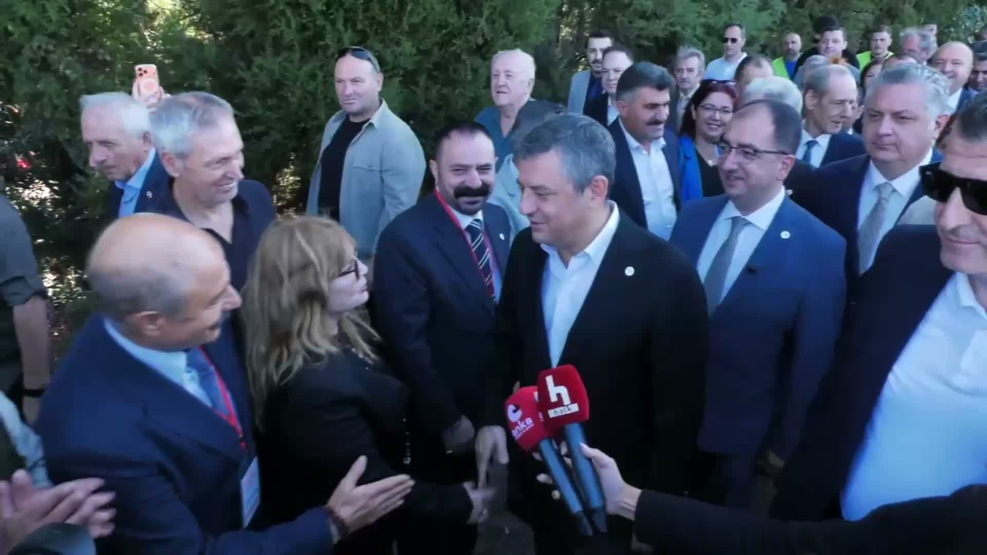 Özgür Özel, Yalova'da kivi üreticilerin sorunlarını dinledi: "Kiviyi 40 liraya sizden alıyorlar, Yalova'da üç harfli marketler 350 liraya satıyor"