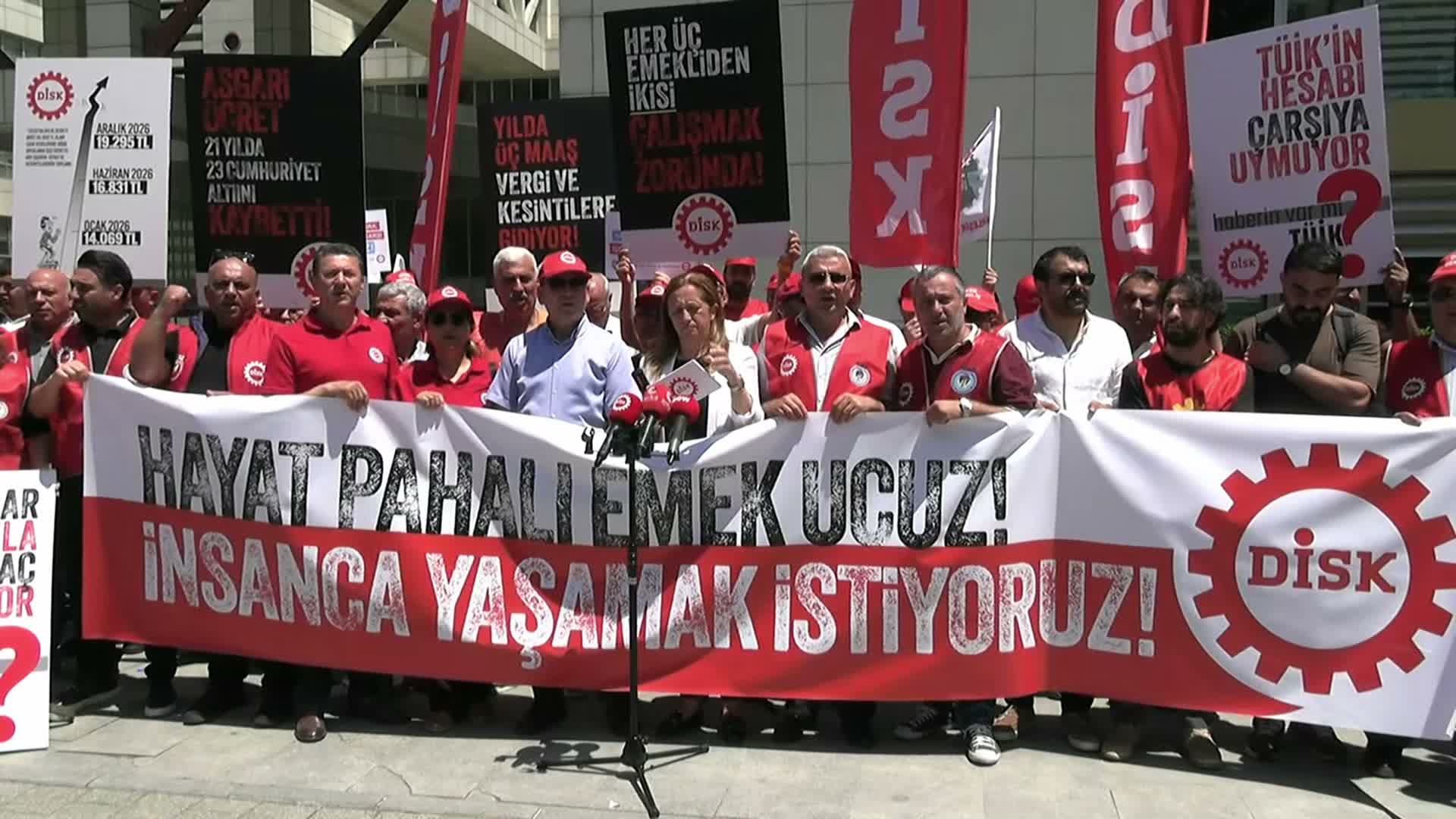 DİSK vergi dairesi önünden seslendi: Gelirde, vergide, ülkede adalet istiyoruz