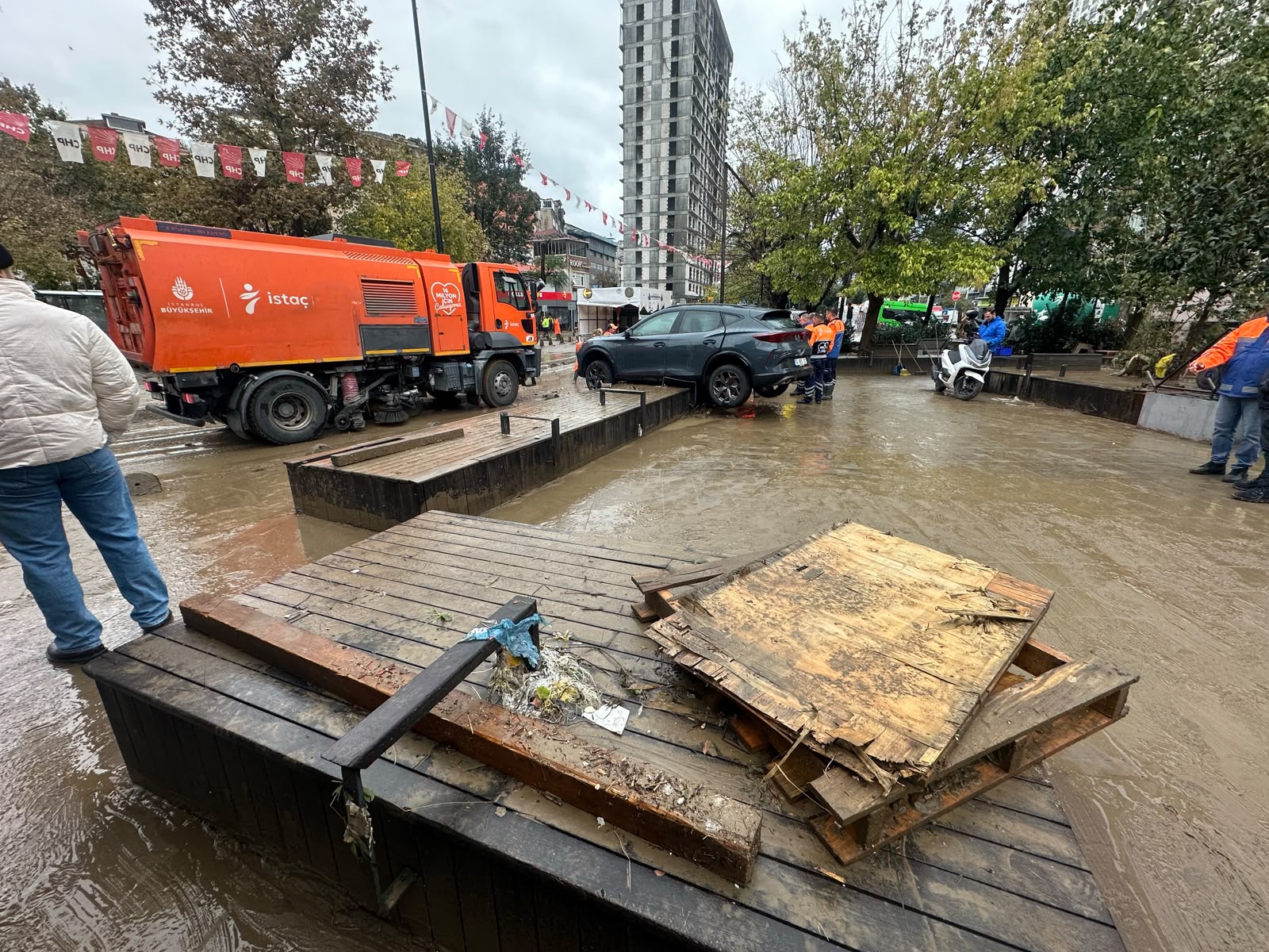 İstanbul Bölge Tahmin ve Erken Uyarı Merkezi:  İstanbul'da yarın sabah yine çok kuvvetli yağış tahmin ediliyor