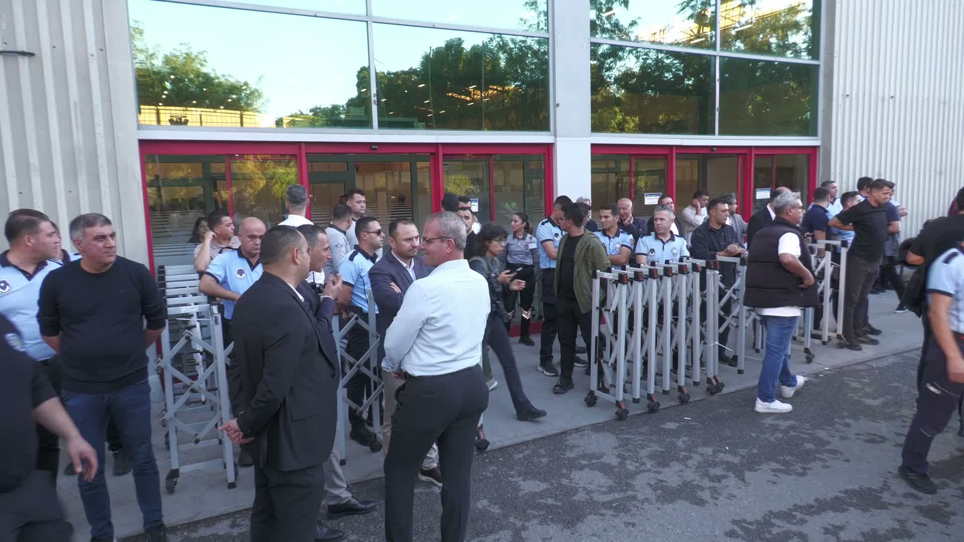 Cemil Tugay’ın AK Parti’ye geçişine tepki: İzmir’de meclis toplanamadı