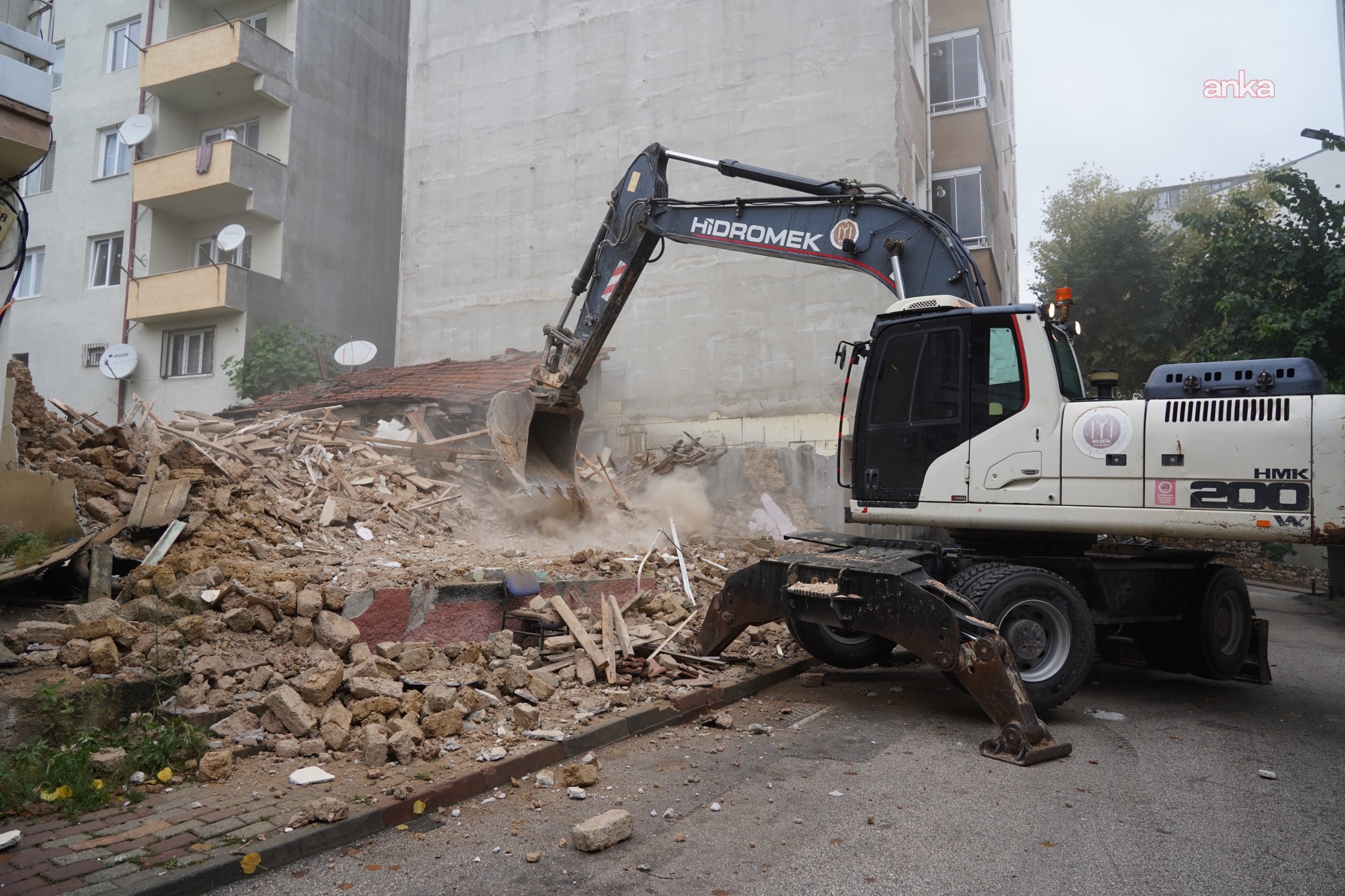 Bilecik’te tehlike oluşturan metruk yapılar yıkılıyor